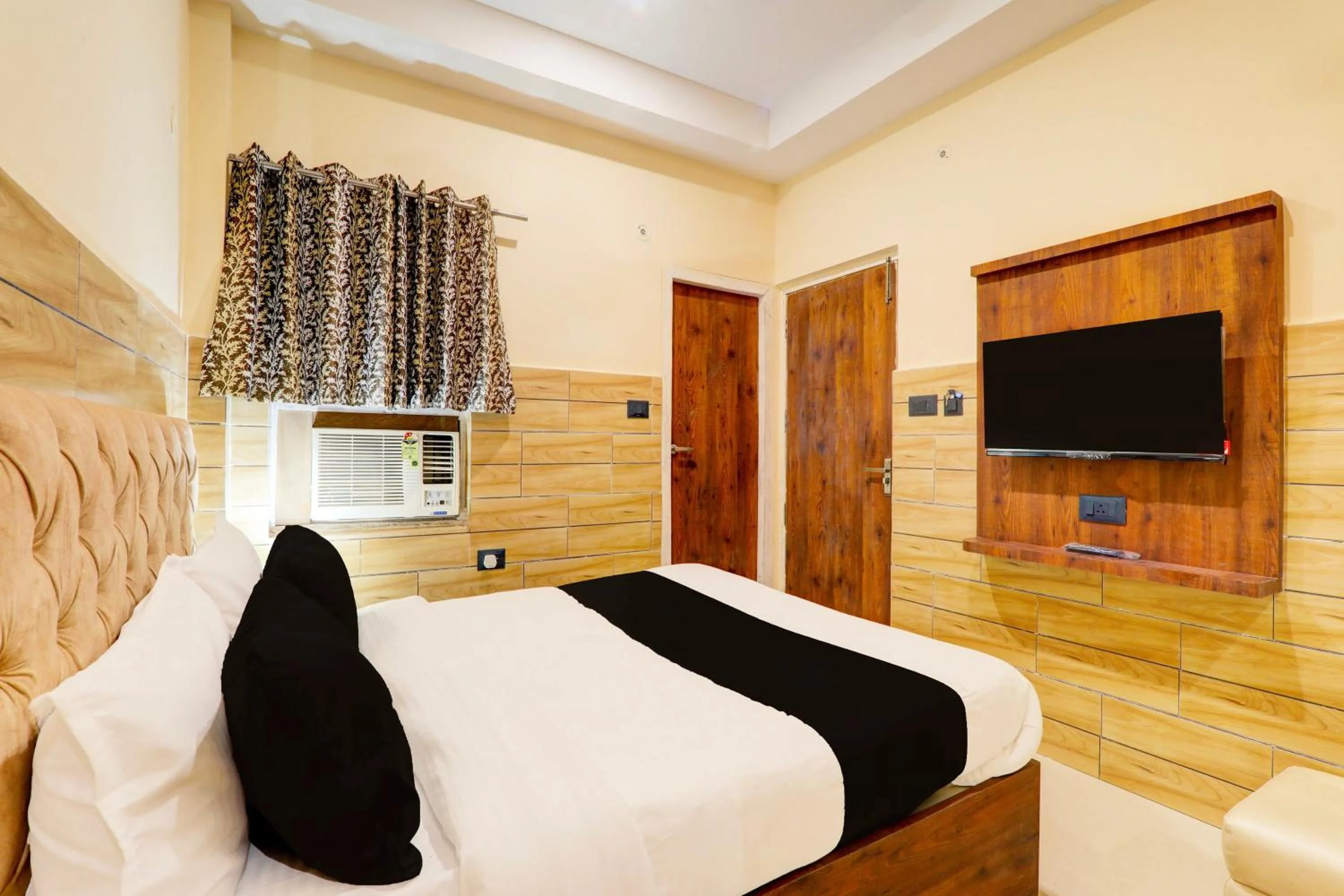 Bedroom, Bed in Hotel O Super Kalpna Inn