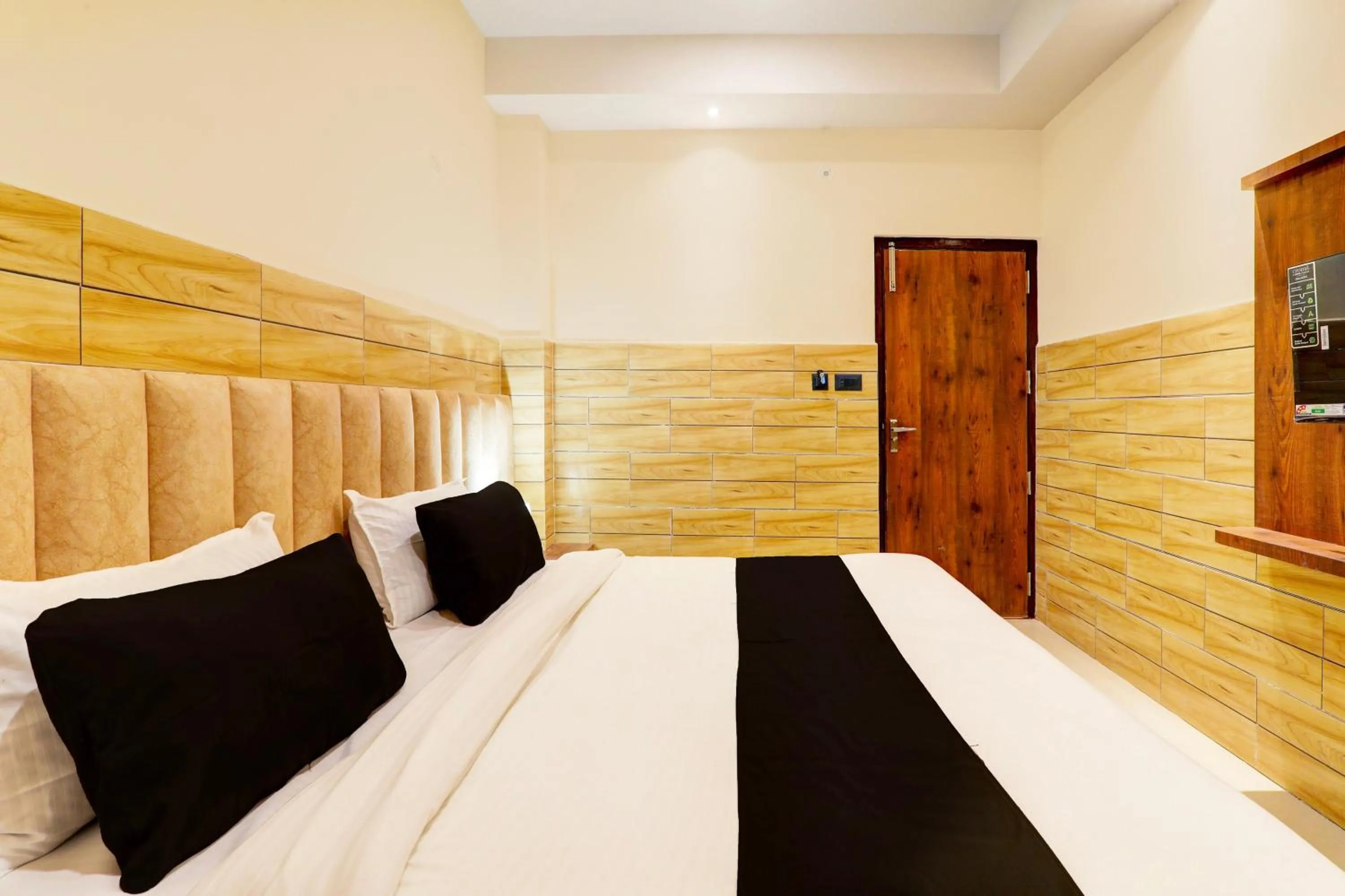 Bedroom, Bed in Hotel O Super Kalpna Inn