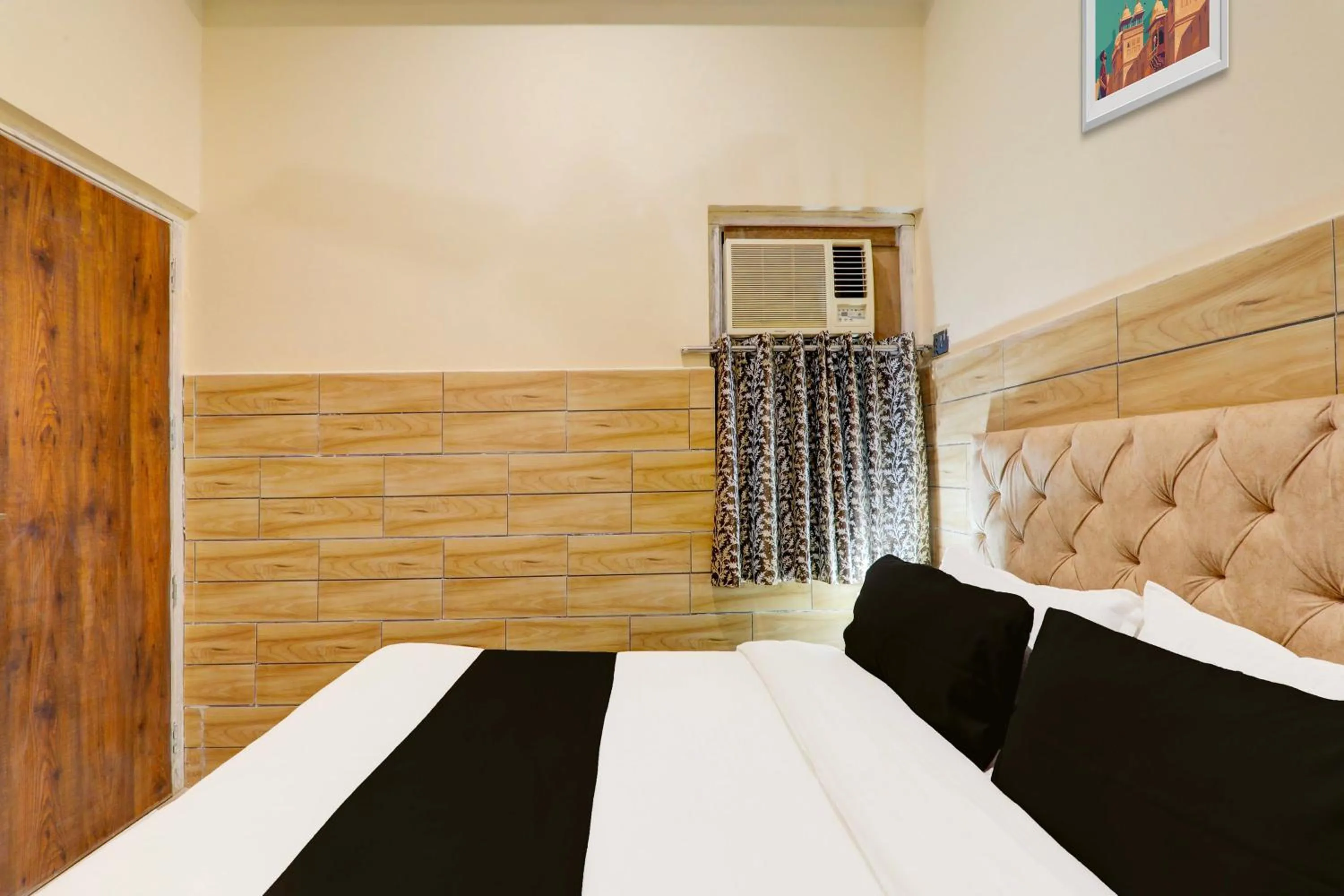 Facade/entrance, Bed in Hotel O Super Kalpna Inn