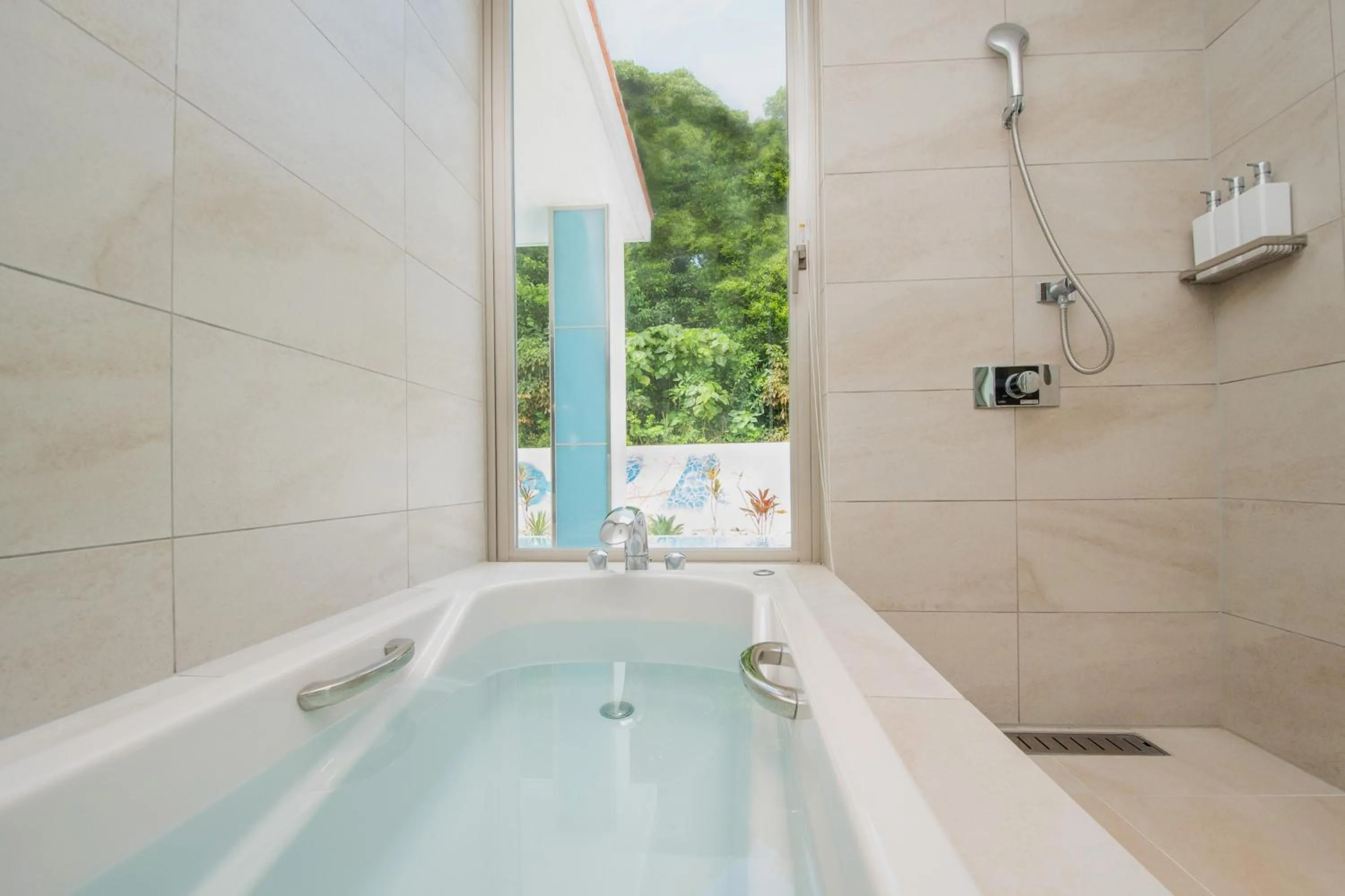 Hot Tub in pool villa Sanrriott Okinawa Motobu