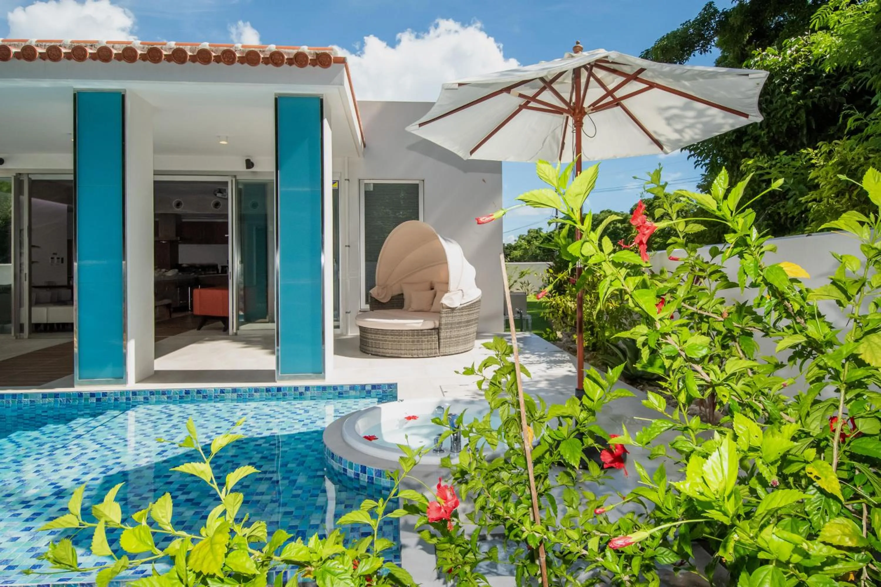 Day in pool villa Sanrriott Okinawa Motobu