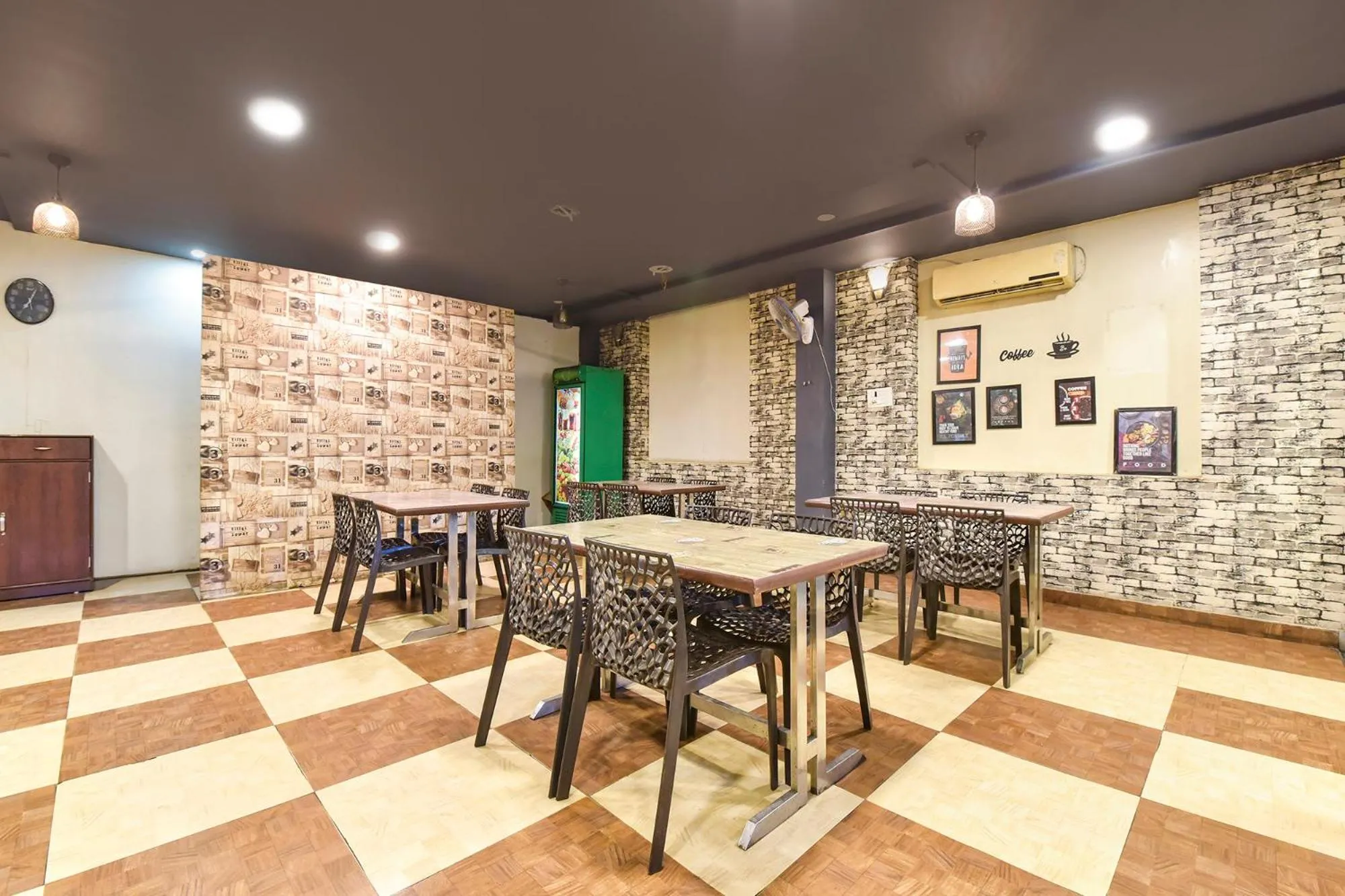 Restaurant/places to eat in FabHotel Dream Palace