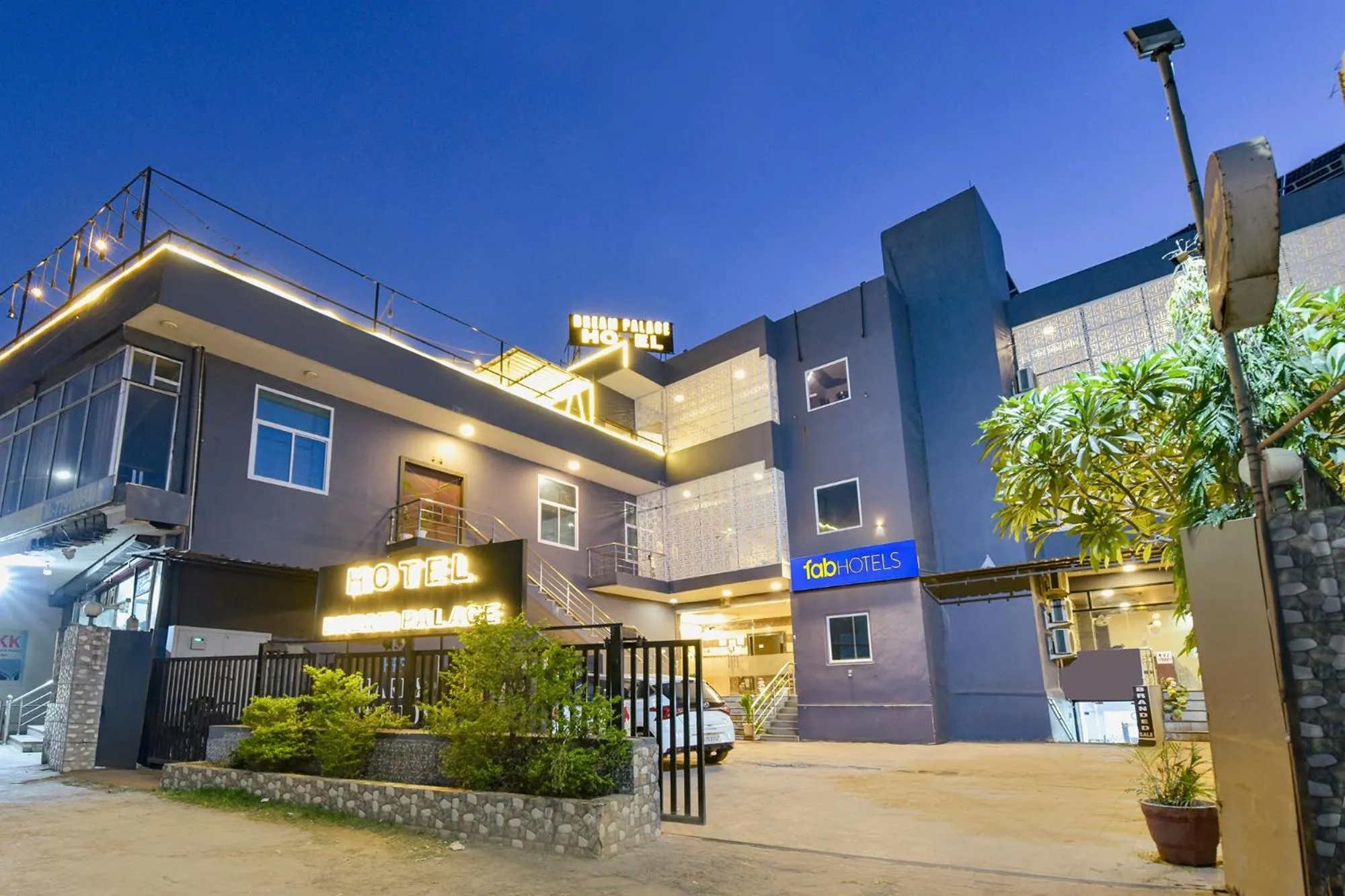 Facade/entrance in FabHotel Dream Palace