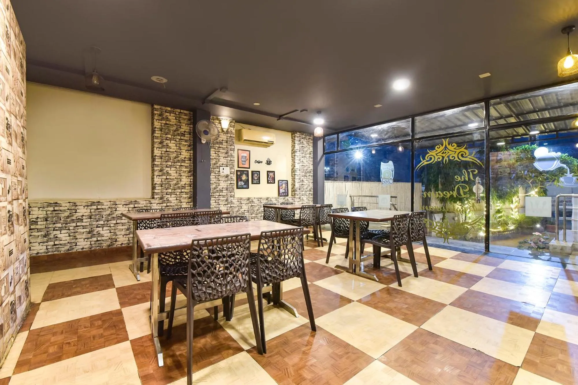 Restaurant/places to eat in FabHotel Dream Palace