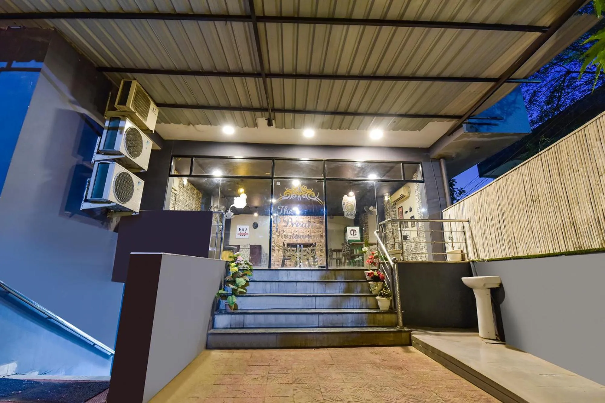 Facade/entrance in FabHotel Dream Palace