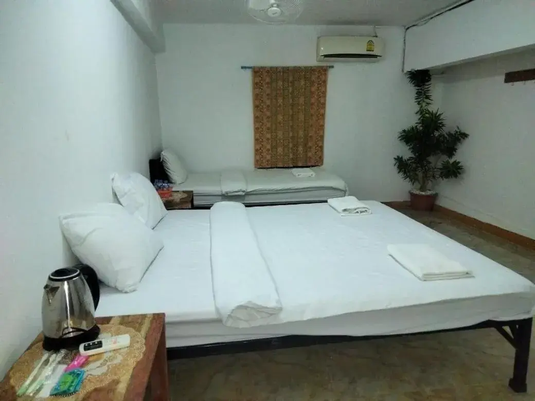 Basic Triple Room with Shared Bathroom - single occupancy in Tingkham Guesthouse Basic Triple Room with Shared Bathroom - single occupancy in Tingkham Guesthouse