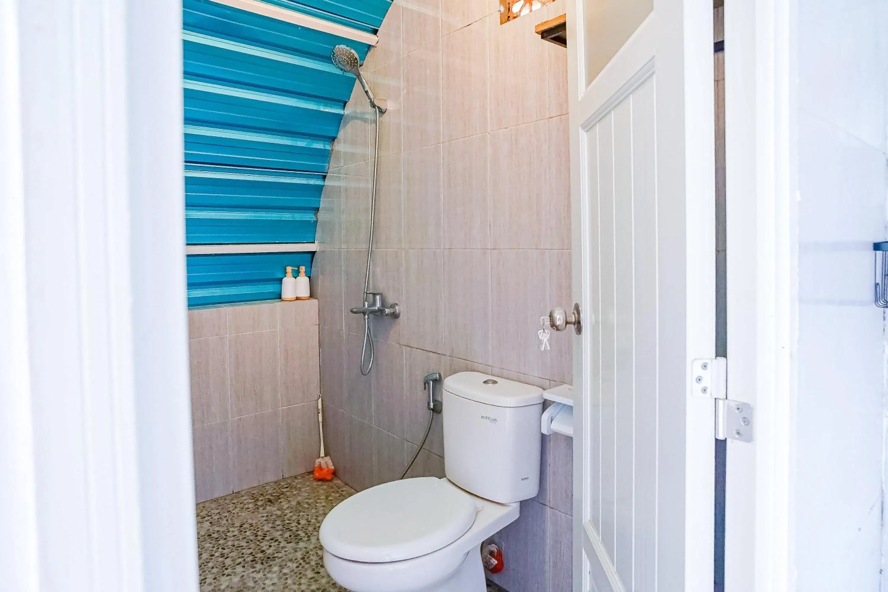 Bathroom in Rainbow Glamping