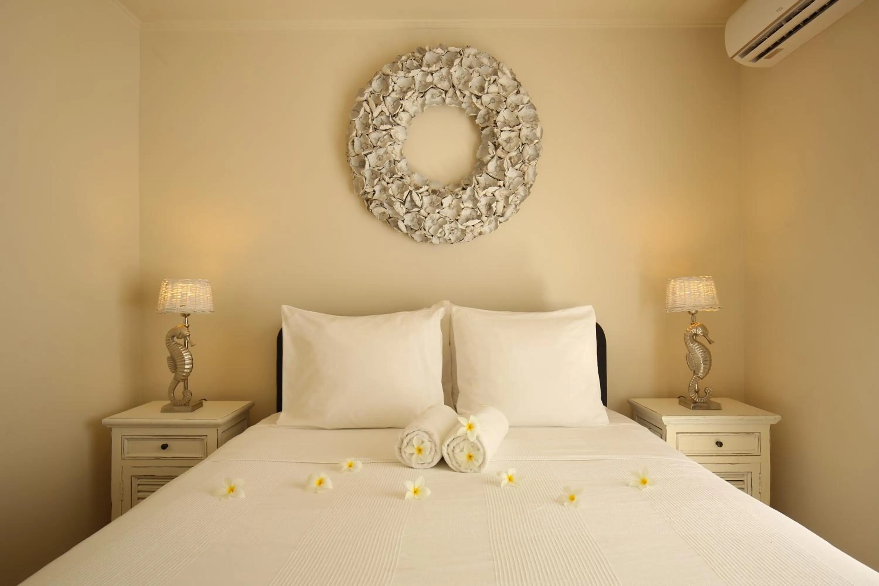 Bed in Ocean Breeze Boutique Hotel & Marina