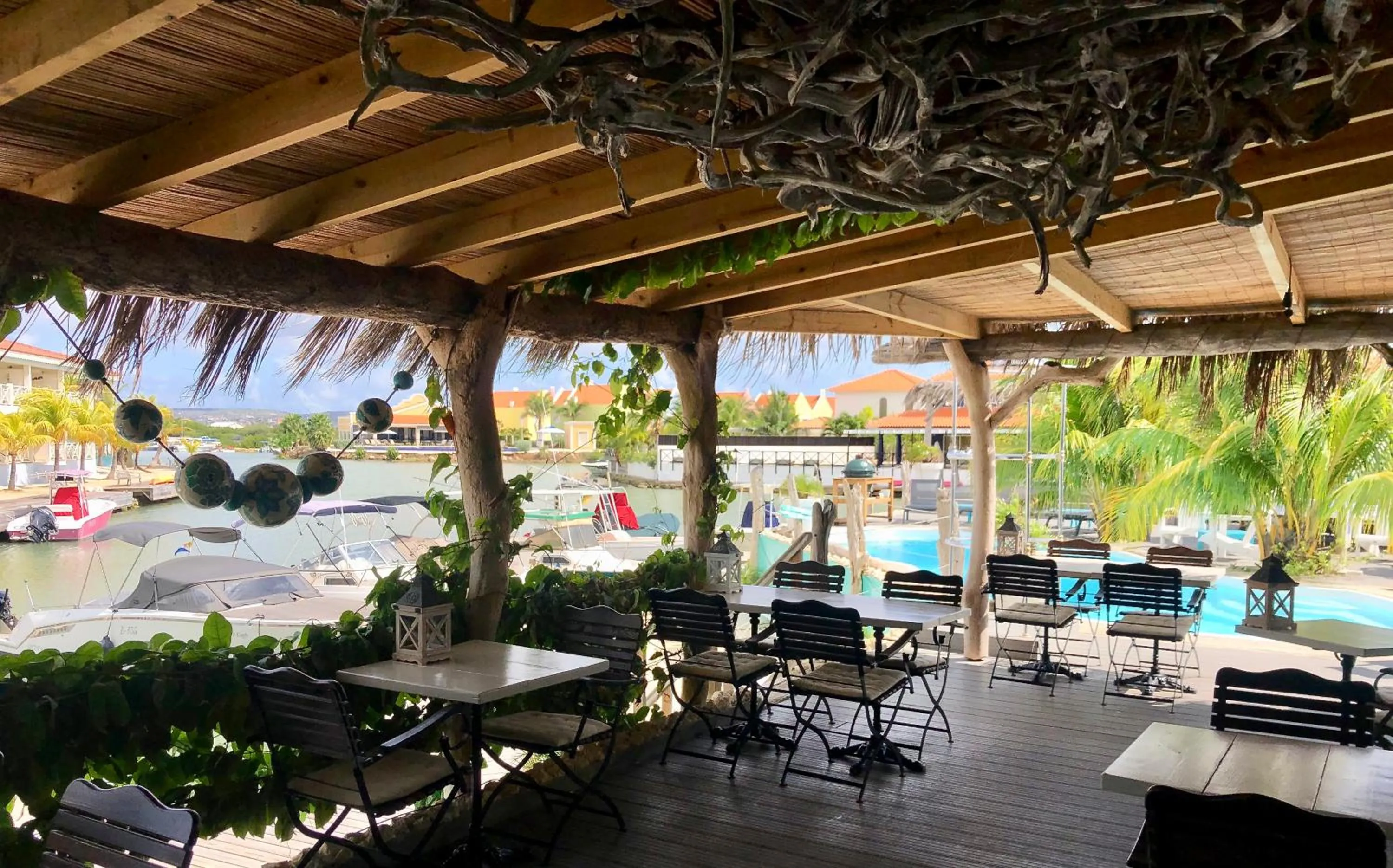 Restaurant/places to eat in Ocean Breeze Boutique Hotel & Marina