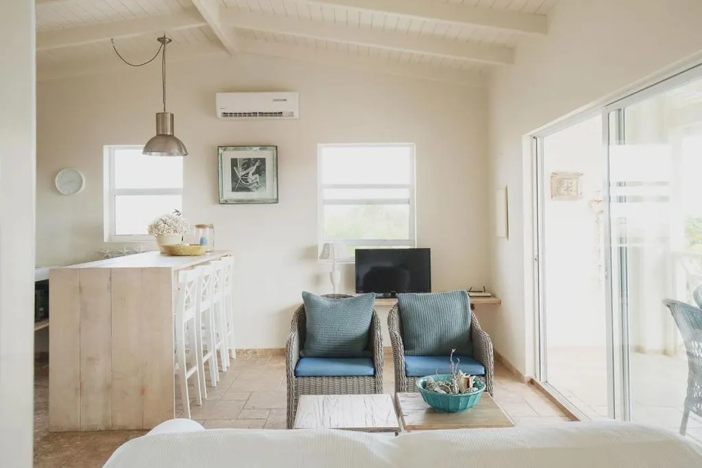 TV and multimedia, Bed in Ocean Breeze Boutique Hotel & Marina