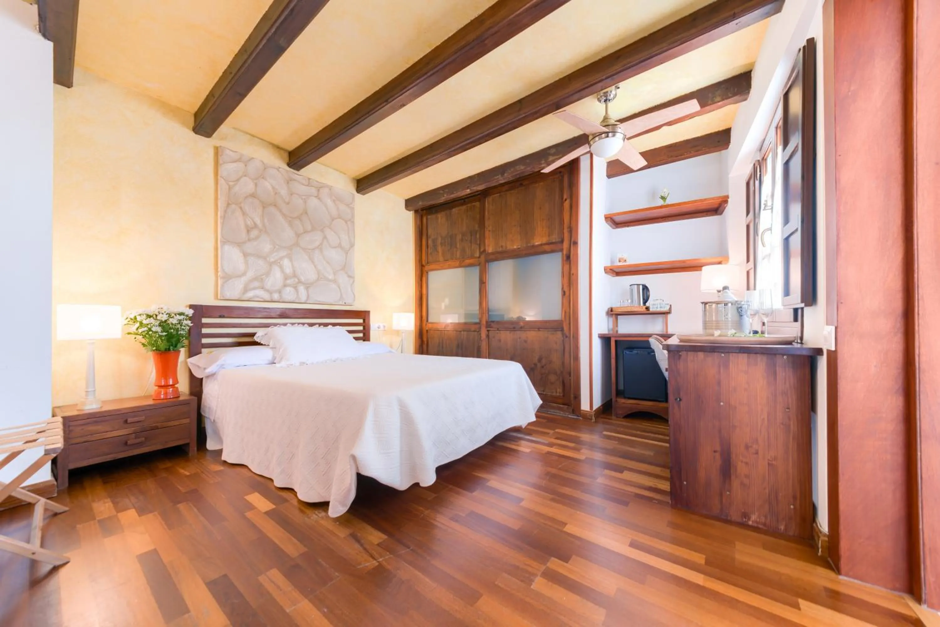 Shower, Bed in Hotel Argantonio