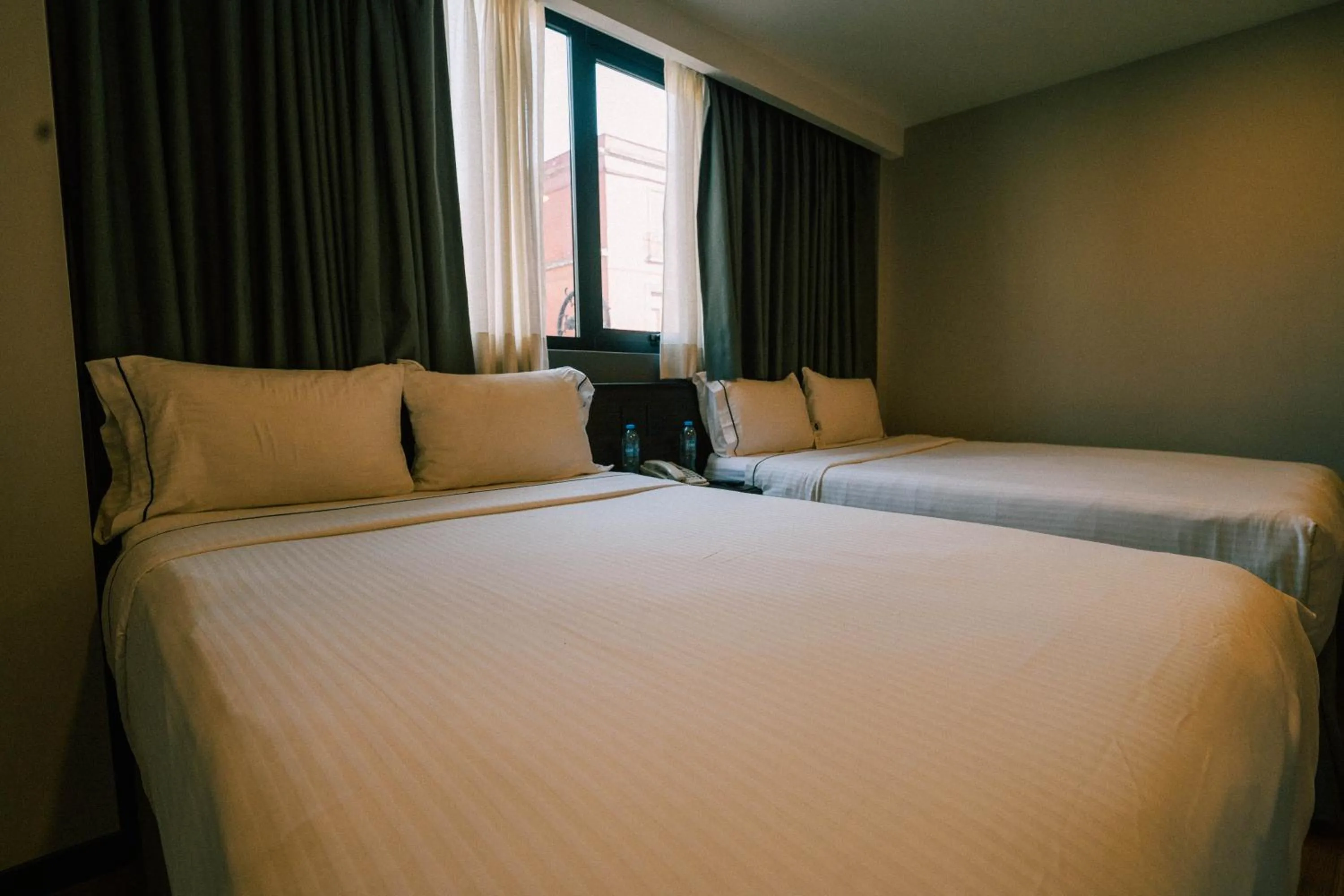 Photo of the whole room, Bed in Canada Central & Rooftop