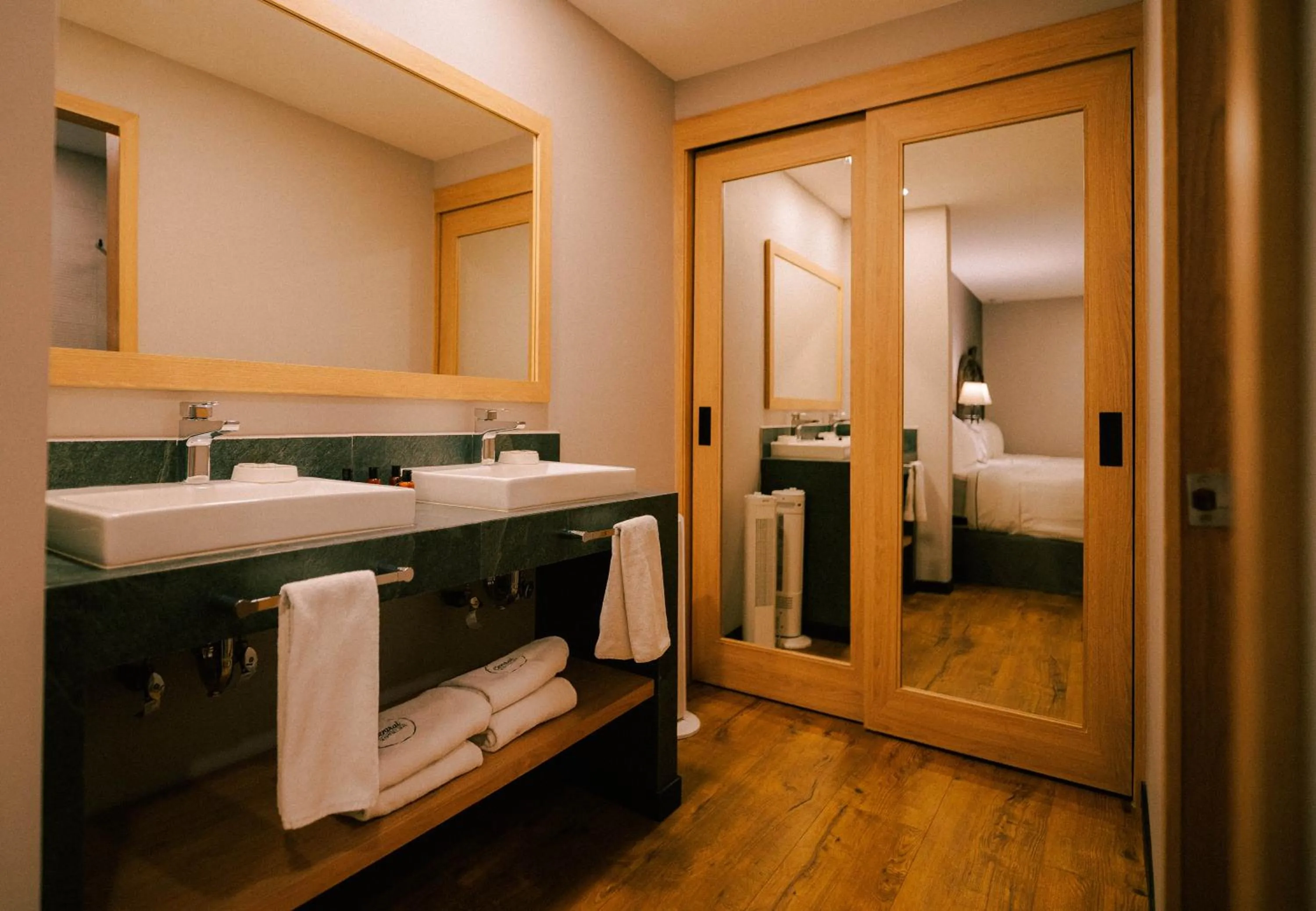 Bathroom, Bed in Canada Central & Rooftop