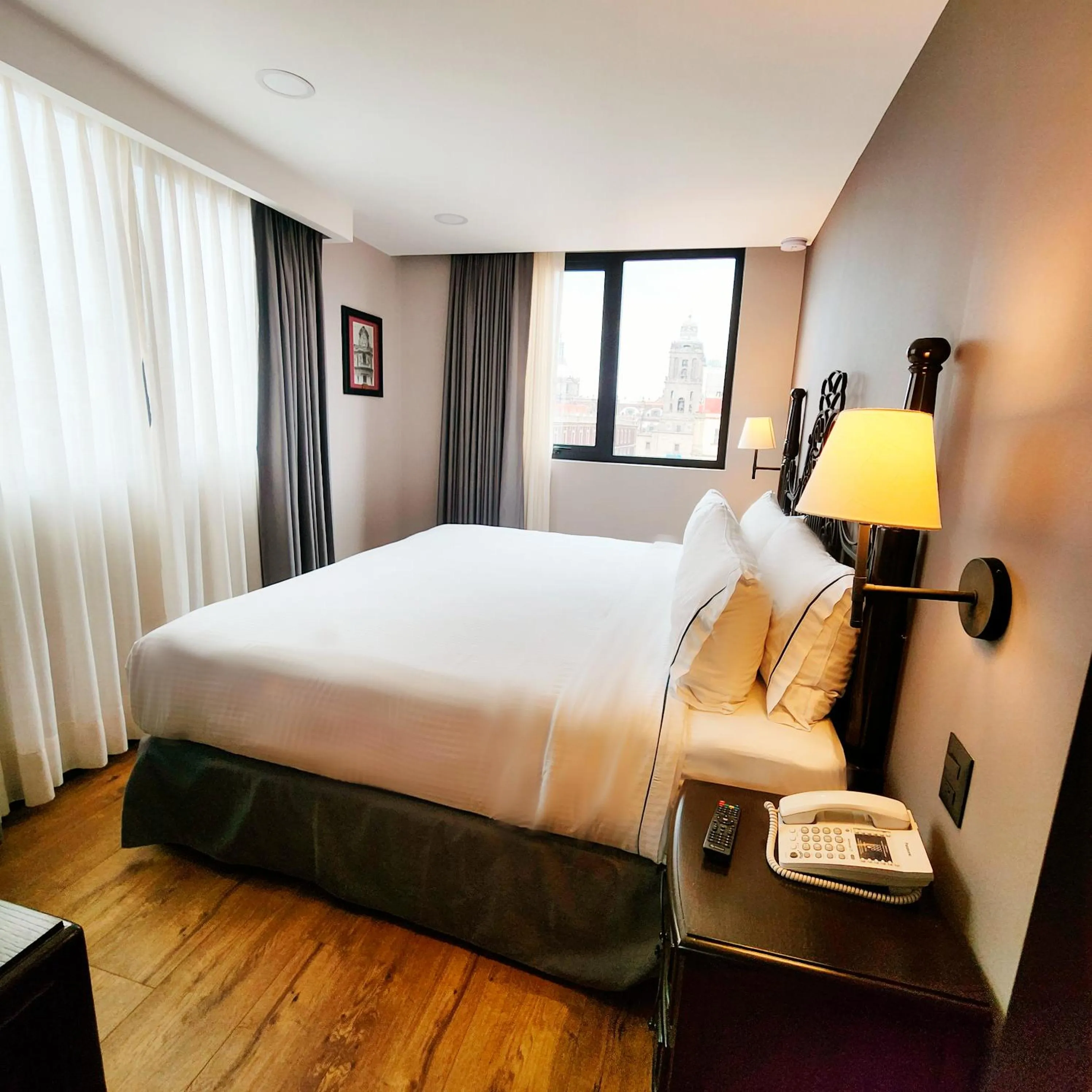 Photo of the whole room, Bed in Canada Central & Rooftop