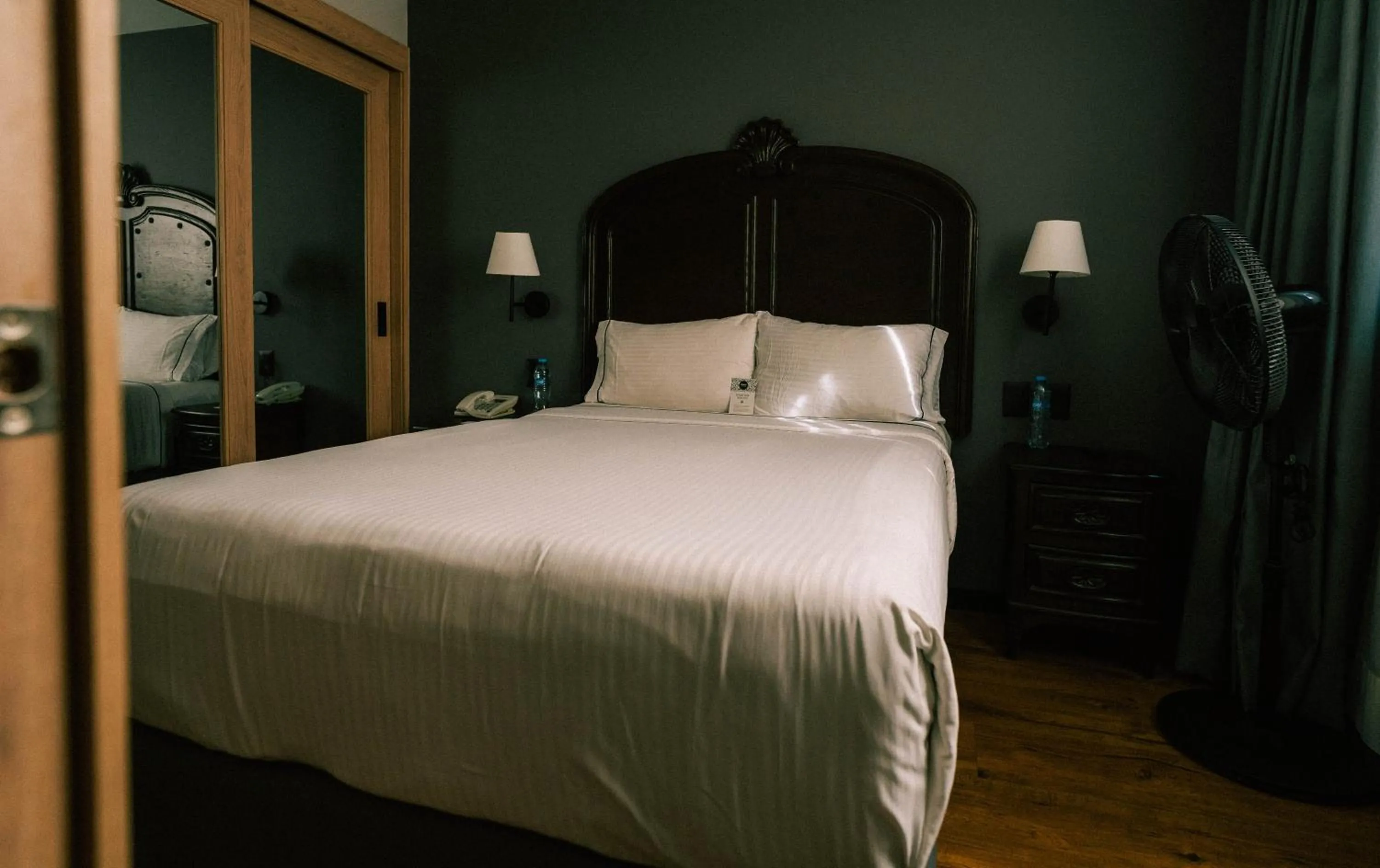 Photo of the whole room, Bed in Canada Central & Rooftop