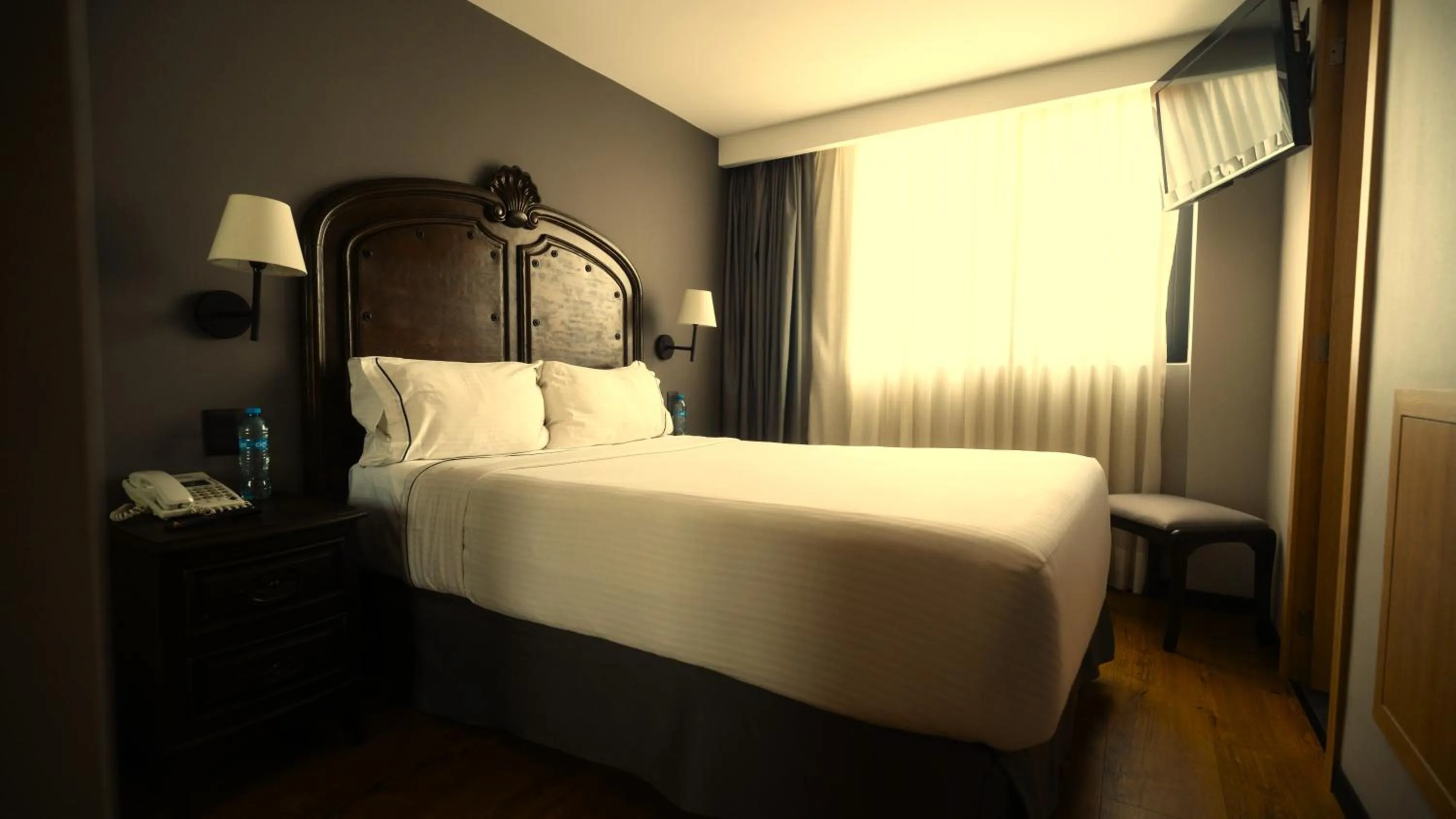 Photo of the whole room, Bed in Canada Central & Rooftop