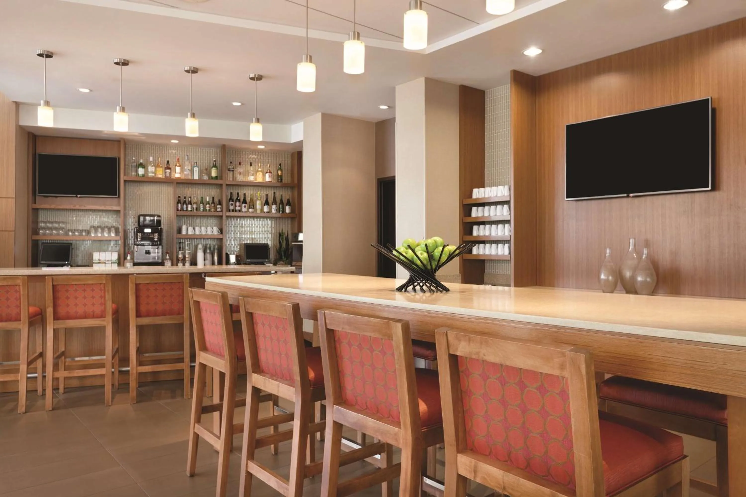 Lounge or bar in Hyatt Place at Anaheim Resort / Convention Center