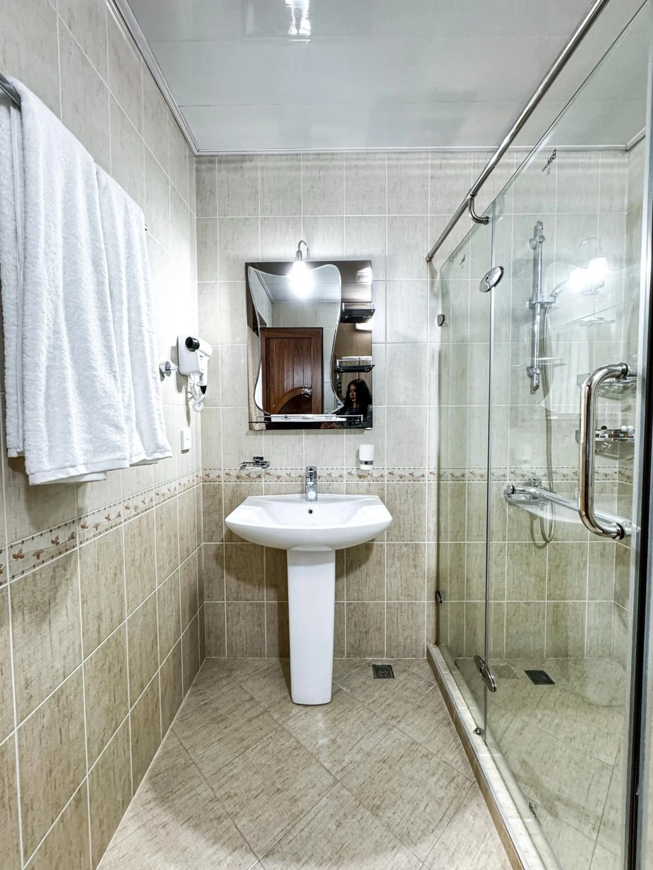 Shower in De Villa Hotel