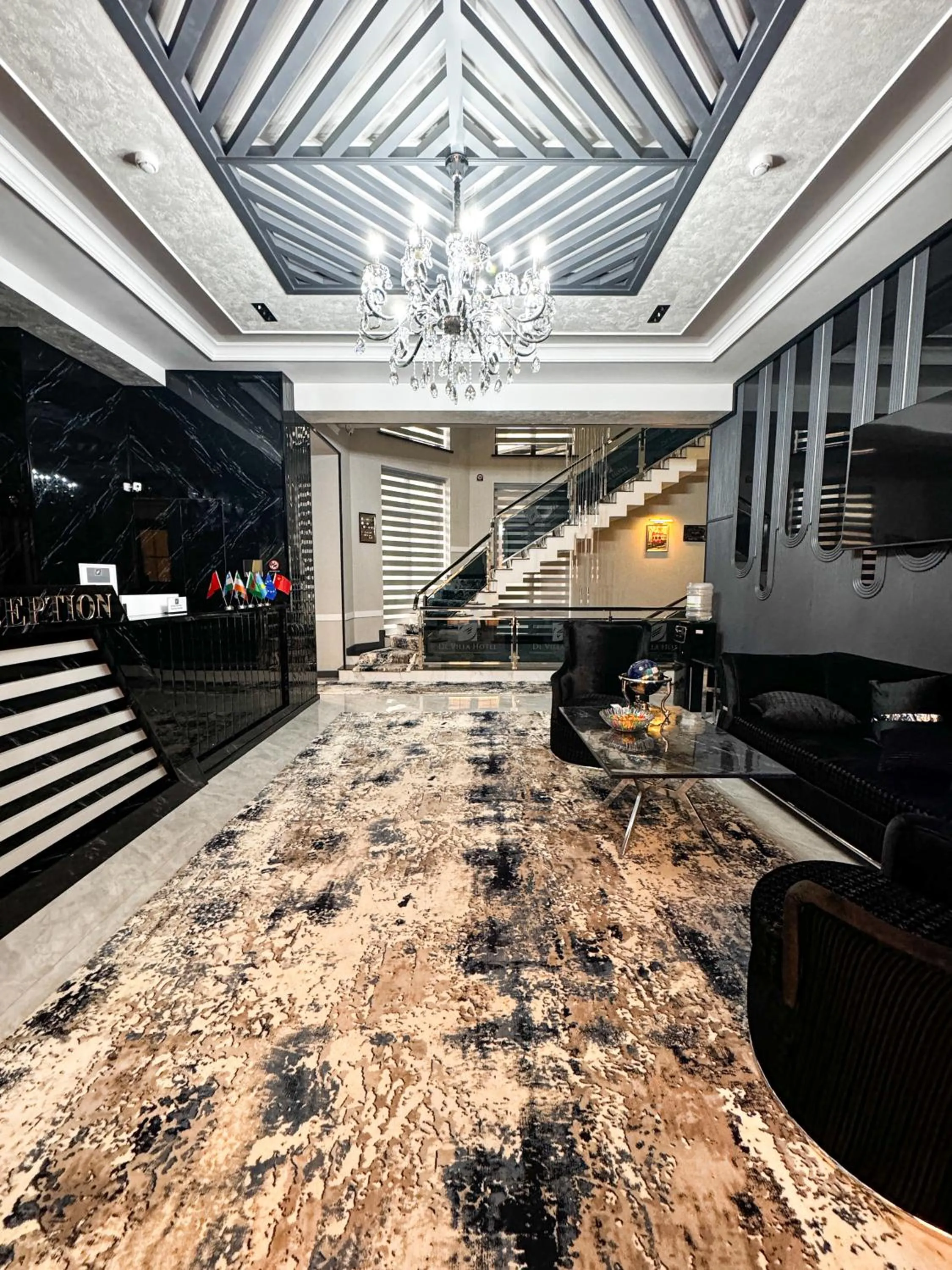 Communal lounge/ TV room in De Villa Hotel