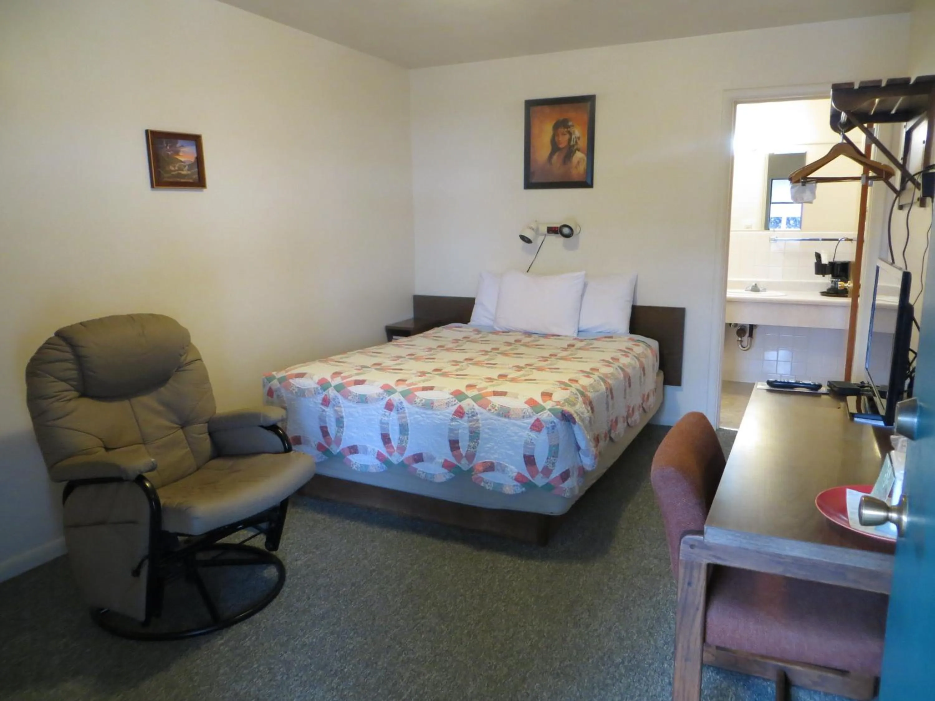 Photo of the whole room, Bed in Chief Motel