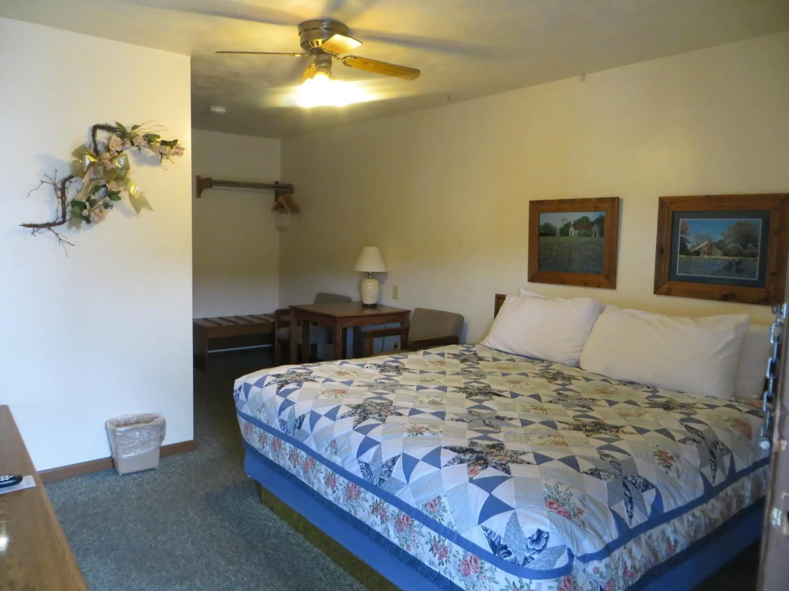 King Room in Chief Motel King Room in Chief Motel