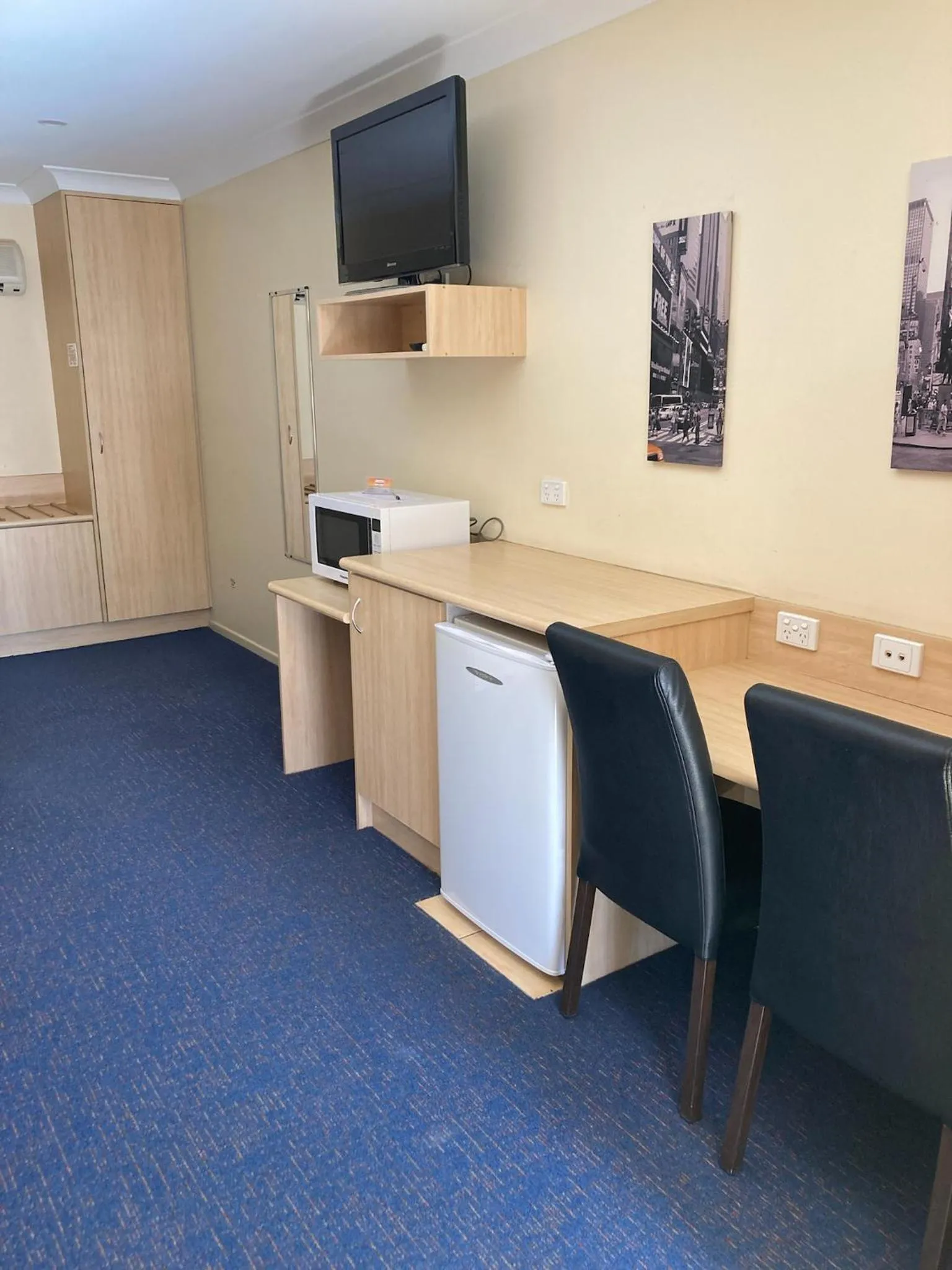 Living room in Cotswold Motor Inn