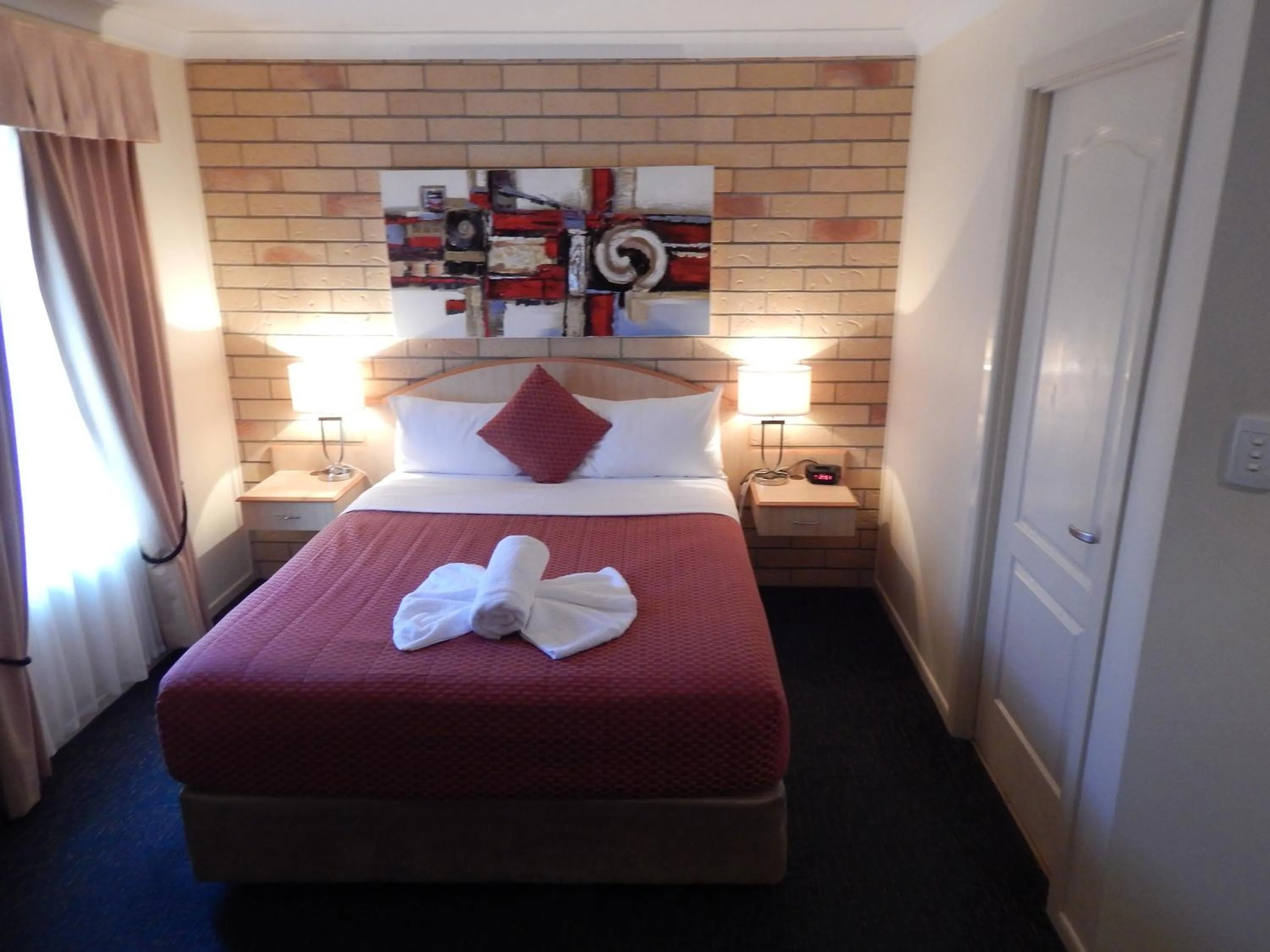 Bedroom, Bed in Cotswold Motor Inn