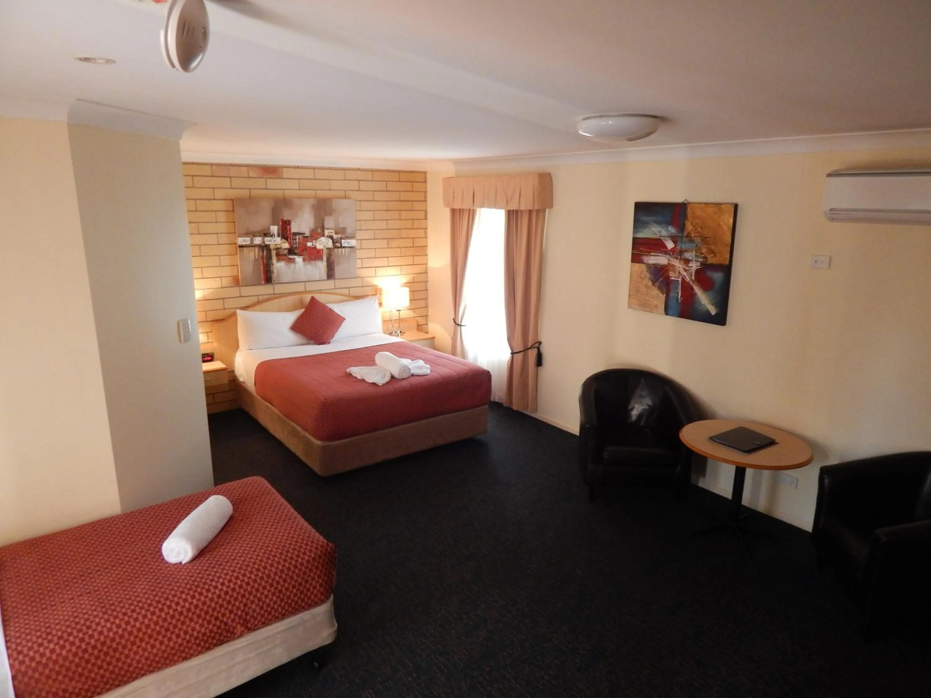 Photo of the whole room, Bed in Cotswold Motor Inn