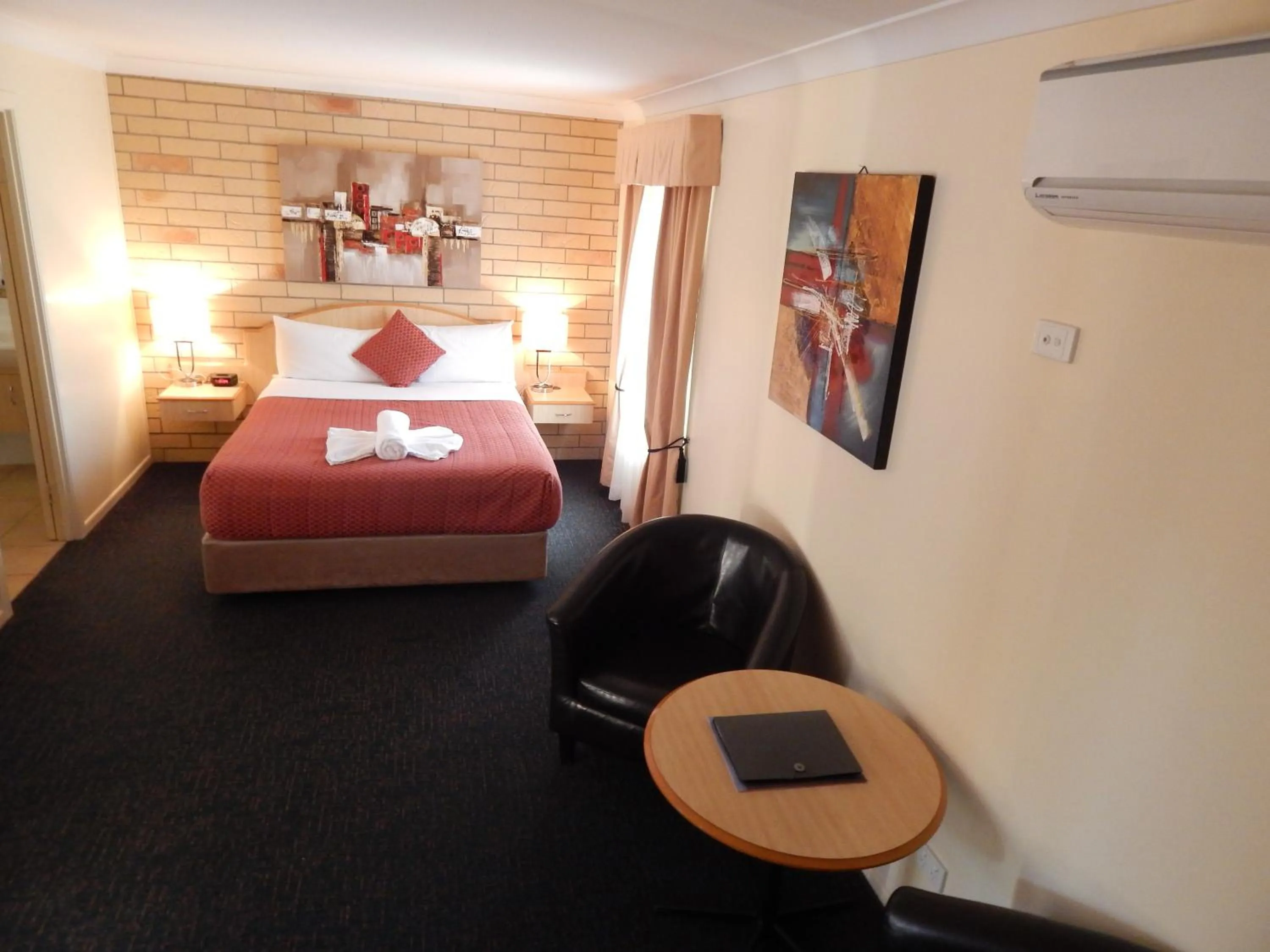 Photo of the whole room, Bed in Cotswold Motor Inn