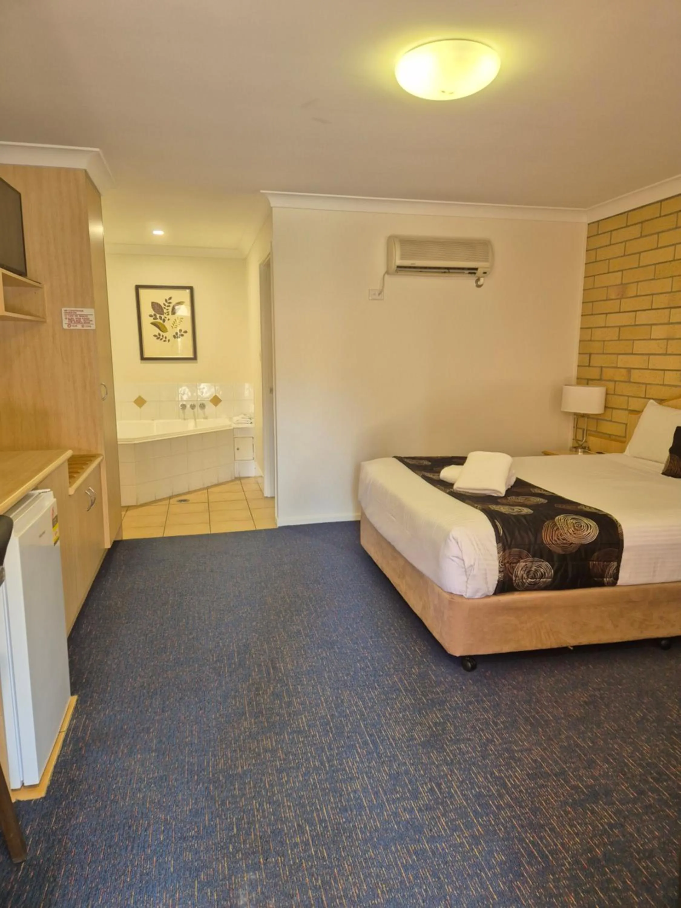 Photo of the whole room, Bed in Cotswold Motor Inn