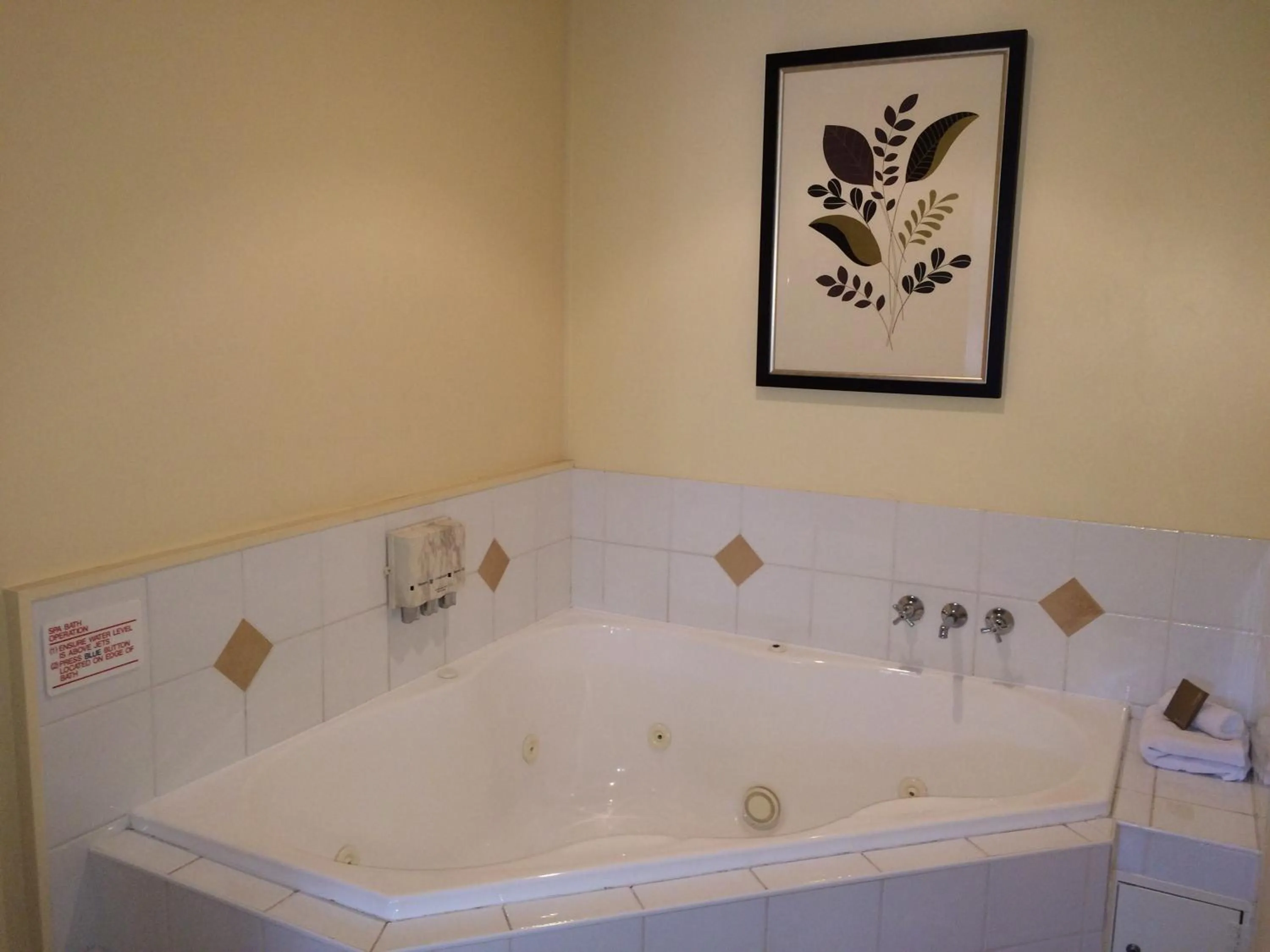 Bathroom in Cotswold Motor Inn