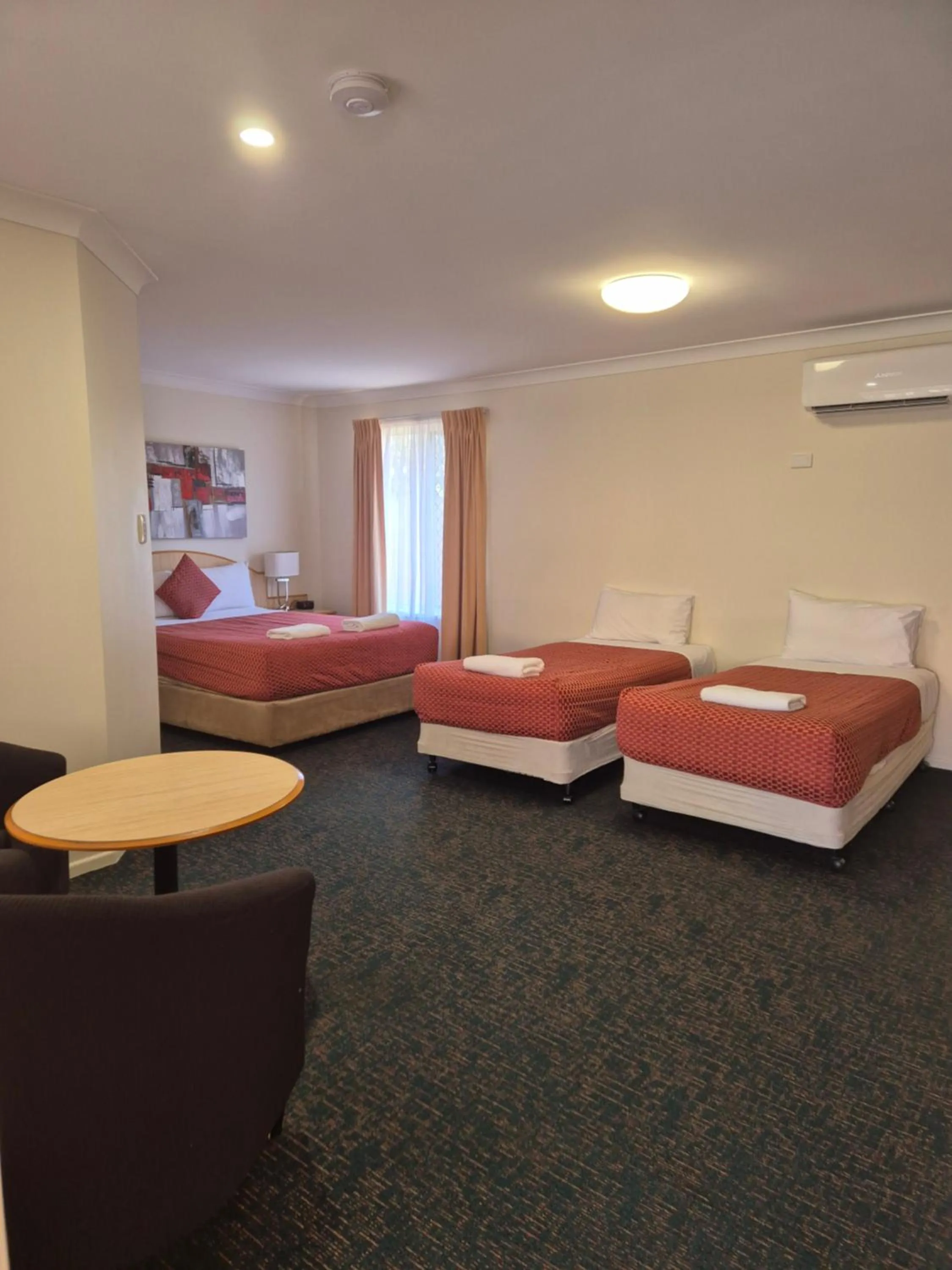 Photo of the whole room, Bed in Cotswold Motor Inn