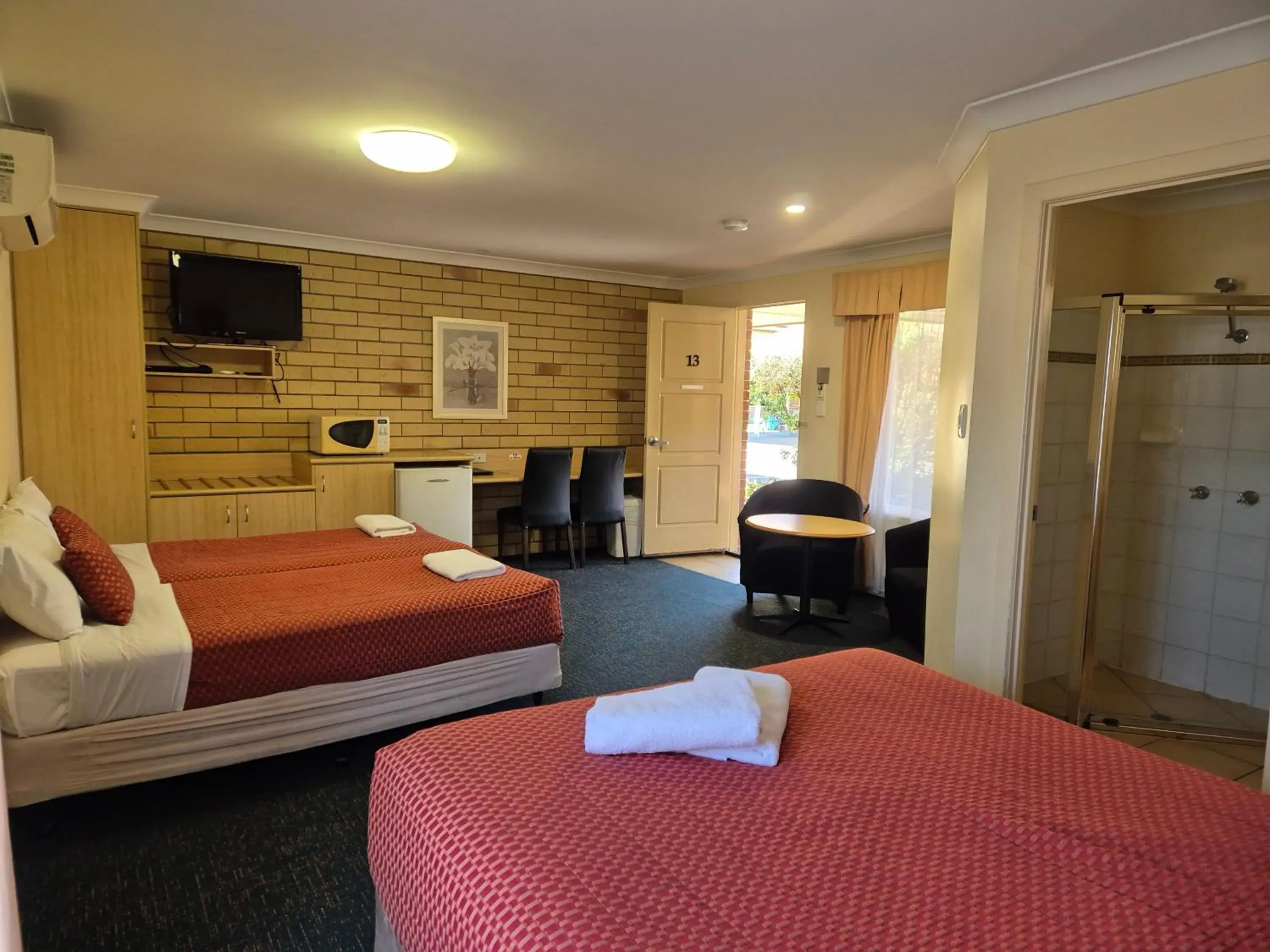 Deluxe Family Room in Cotswold Motor Inn Deluxe Family Room in Cotswold Motor Inn