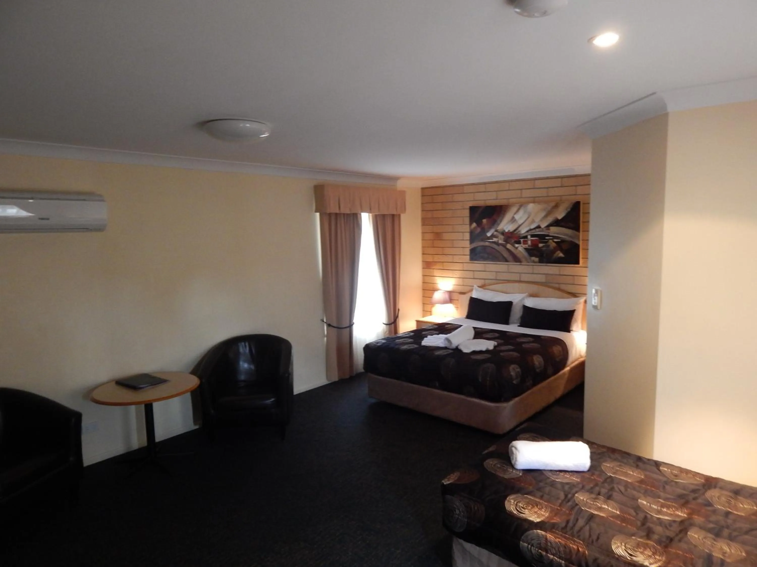 Bedroom, Bed in Cotswold Motor Inn