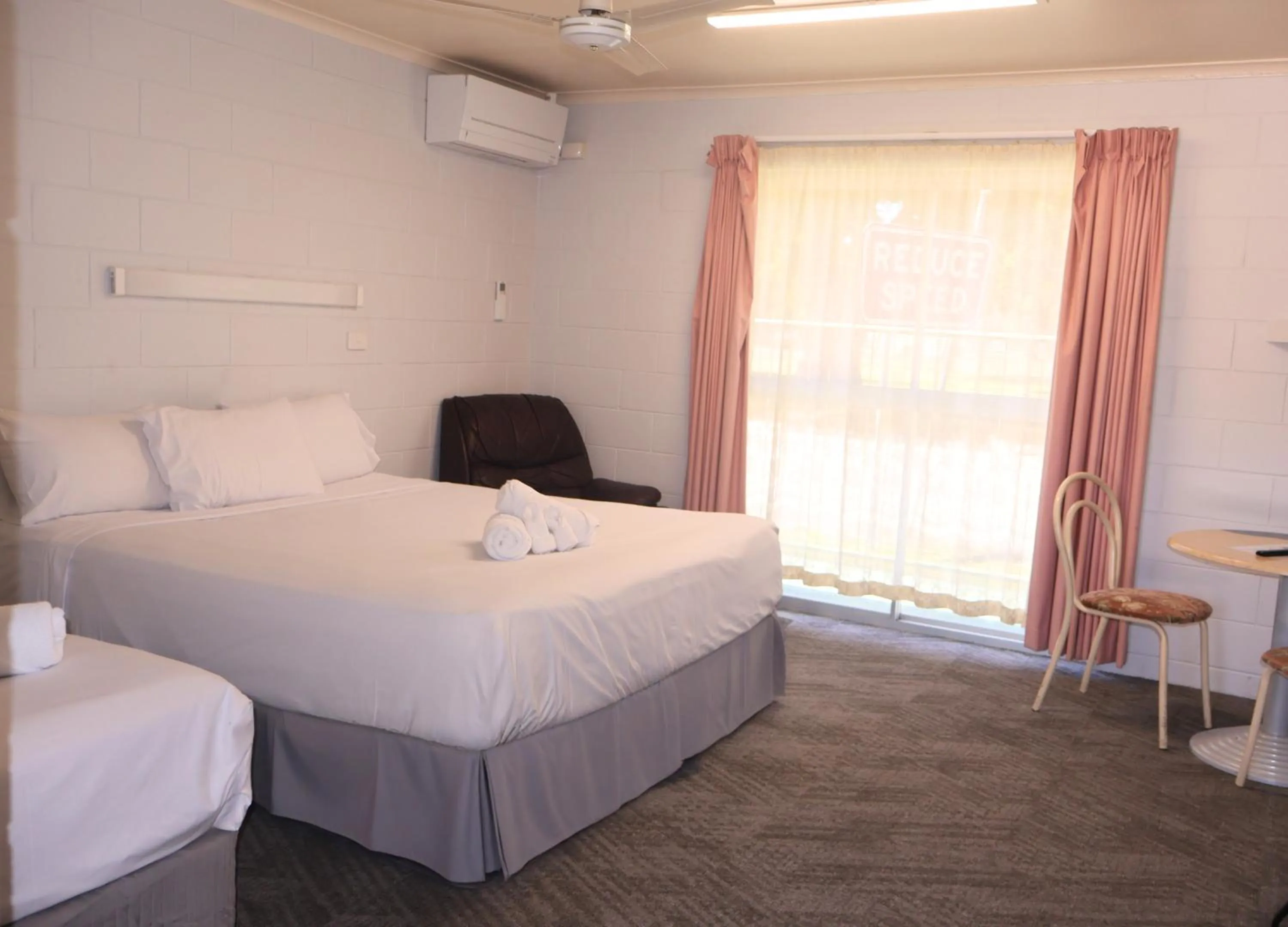 Bedroom, Bed in The Park Motel