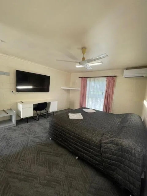 Photo of the whole room, Bed in The Park Motel