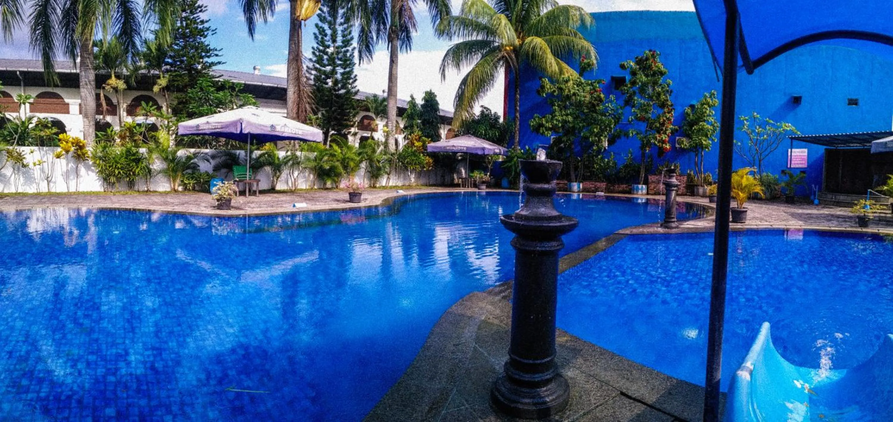 Swimming pool in Mahkota Hotel