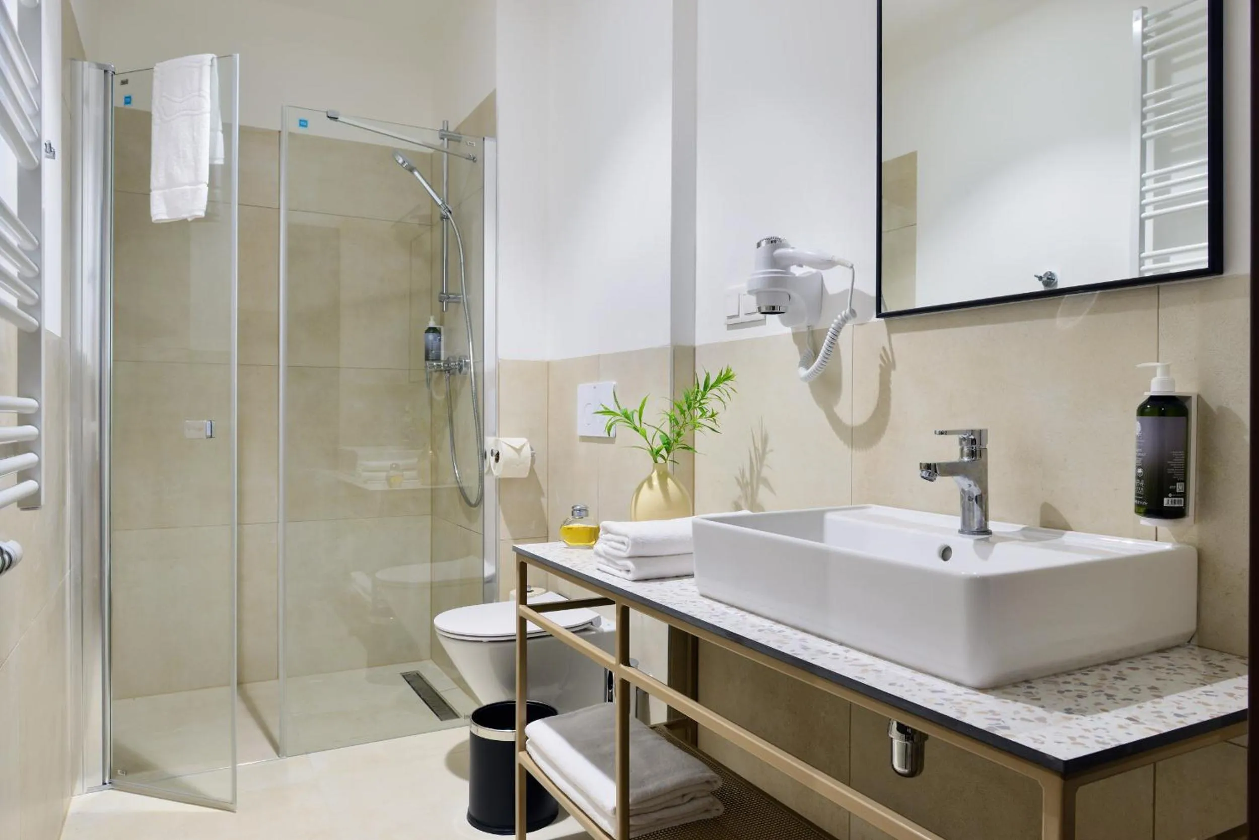 Shower in Arche Nałęczów & SPA dawne Sanatorium Milicyjne