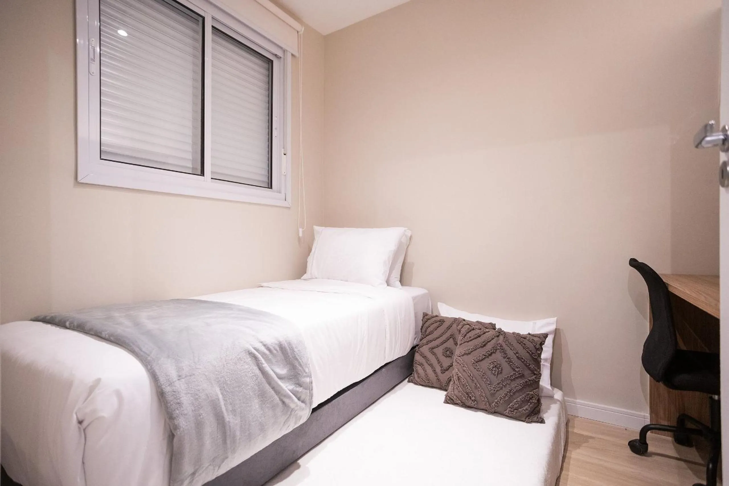 Bedroom, Bed in Composite Moema