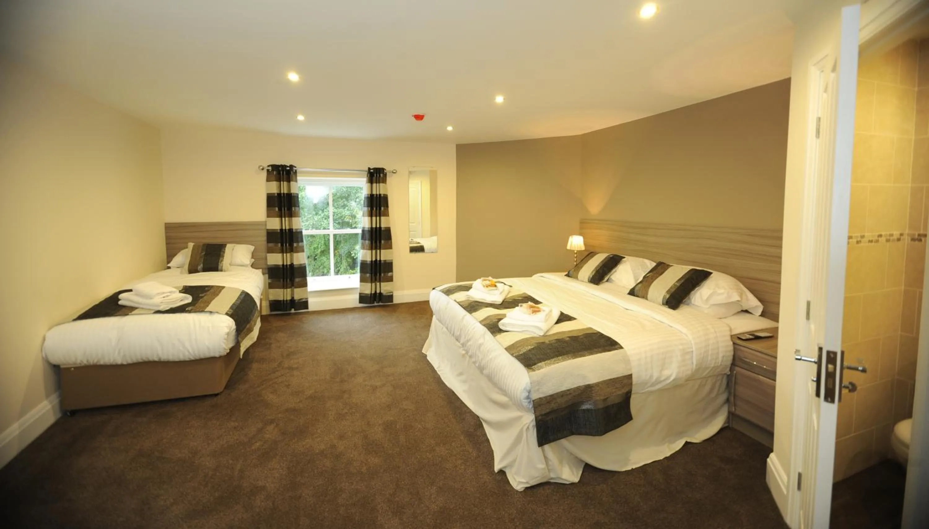 Photo of the whole room, Bed in Queens arms country inn