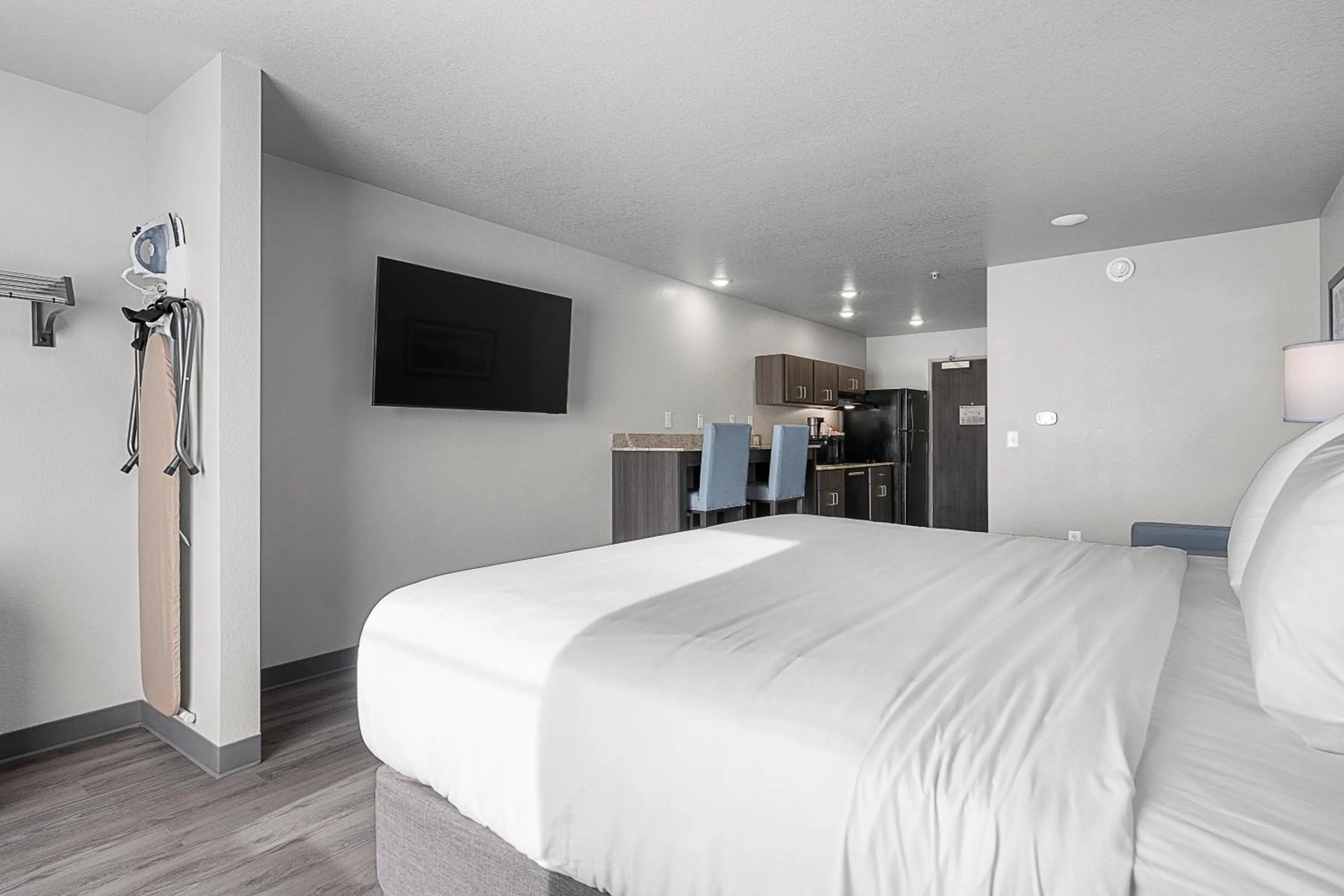 Bedroom, Bed in Riverstone Suites by Cobblestone Hotels - Chippewa Falls