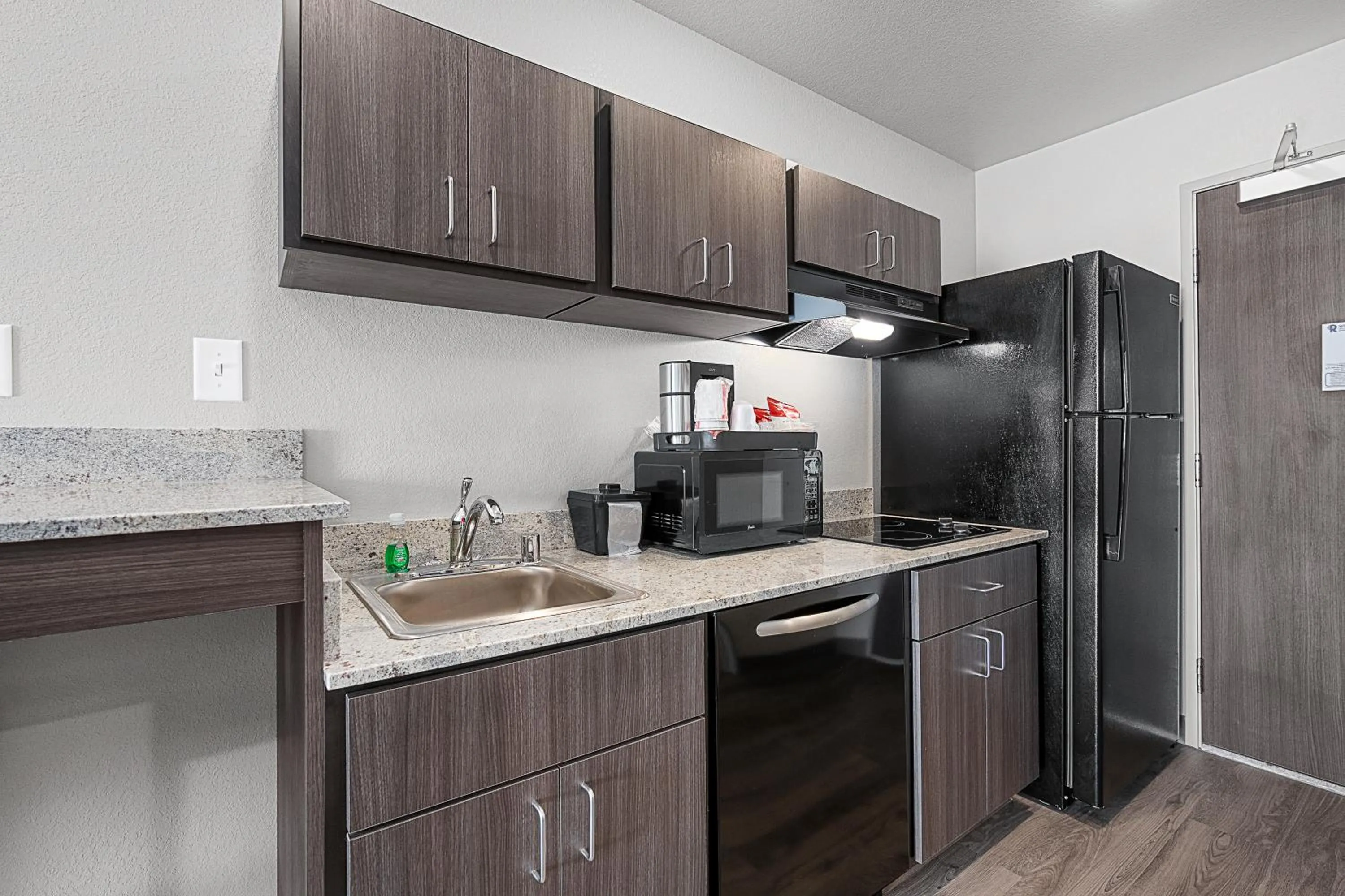 Kitchen or kitchenette in Riverstone Suites by Cobblestone Hotels - Chippewa Falls