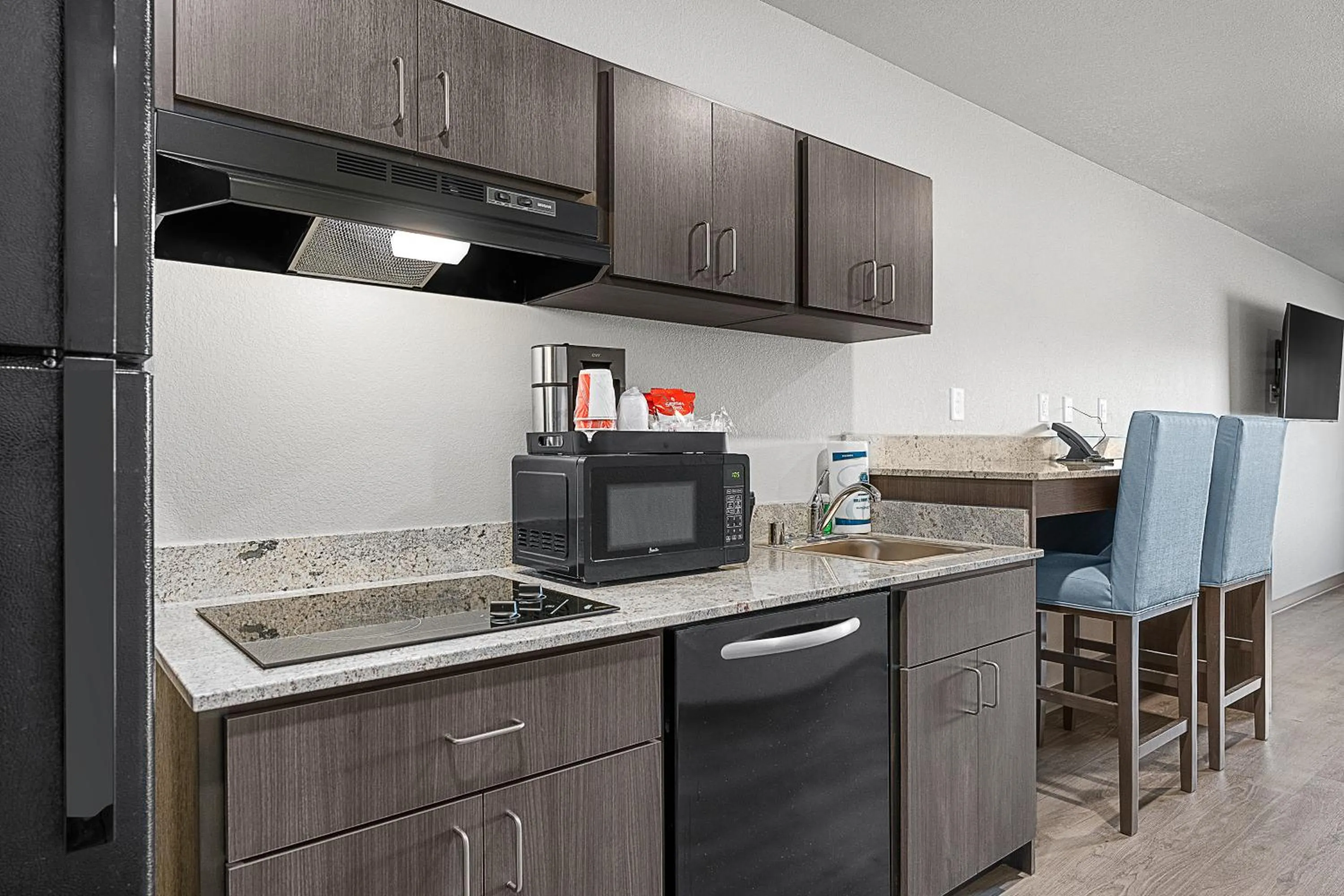 Kitchen or kitchenette in Riverstone Suites by Cobblestone Hotels - Chippewa Falls