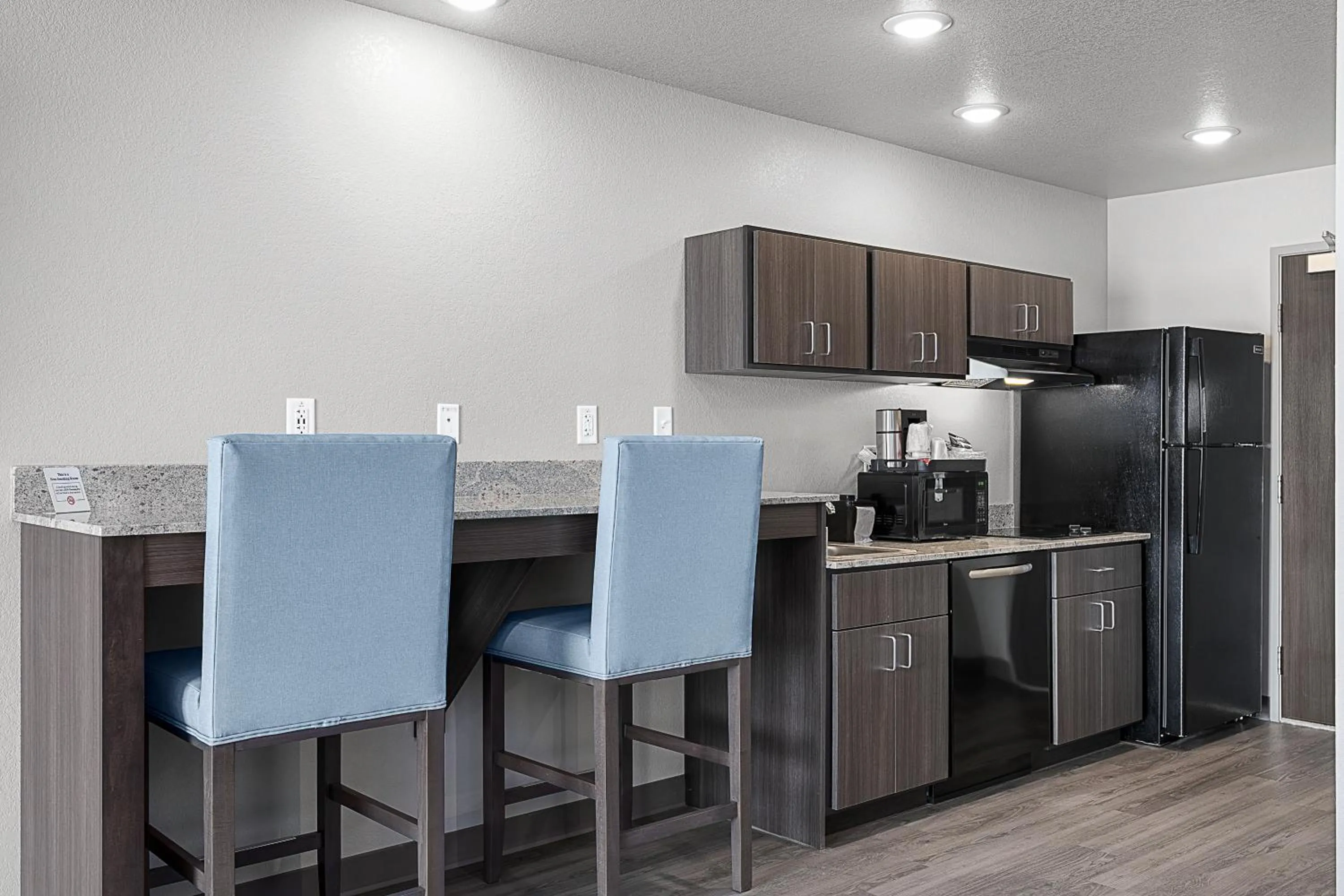 Kitchen or kitchenette in Riverstone Suites by Cobblestone Hotels - Chippewa Falls