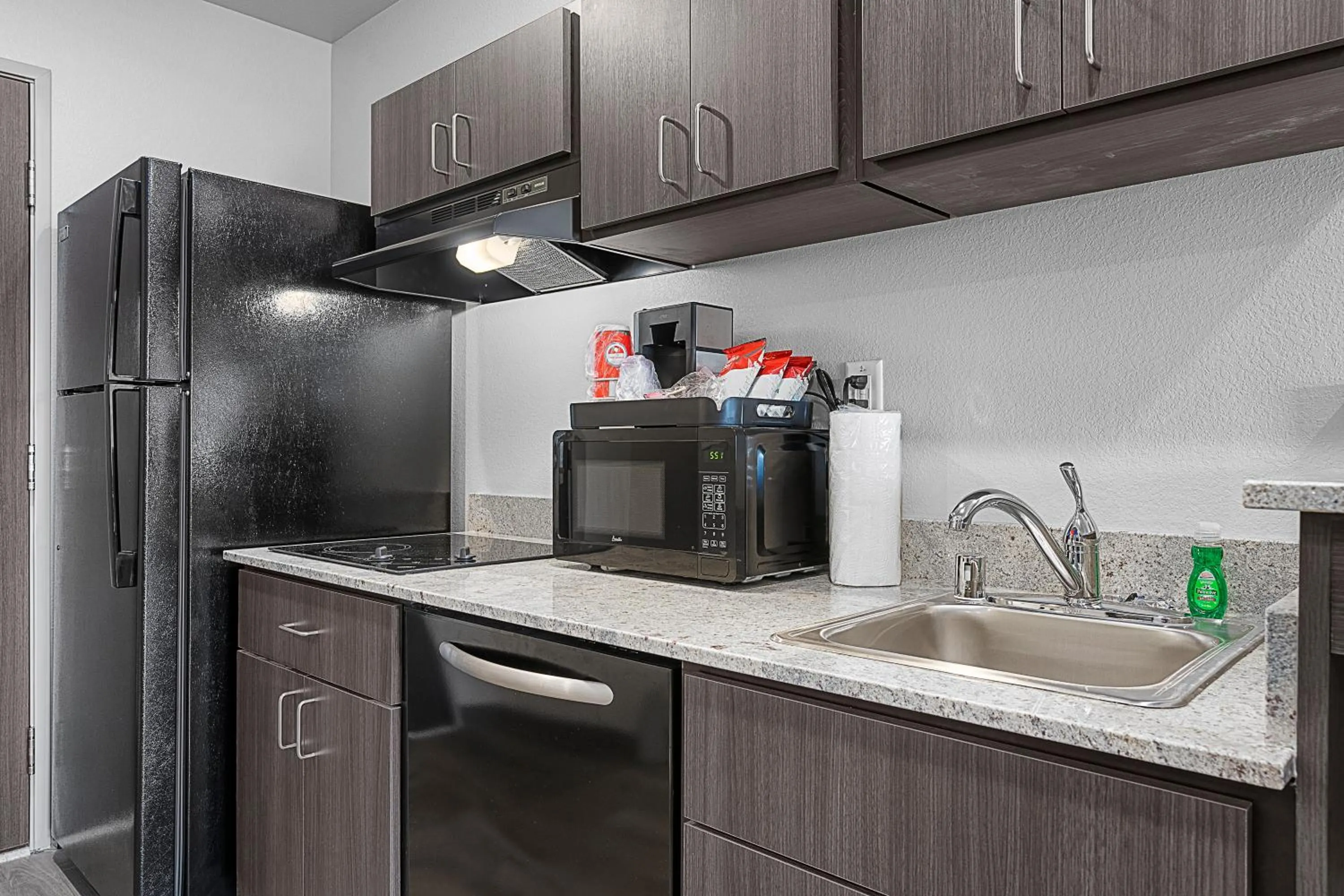 Kitchen or kitchenette in Riverstone Suites by Cobblestone Hotels - Chippewa Falls