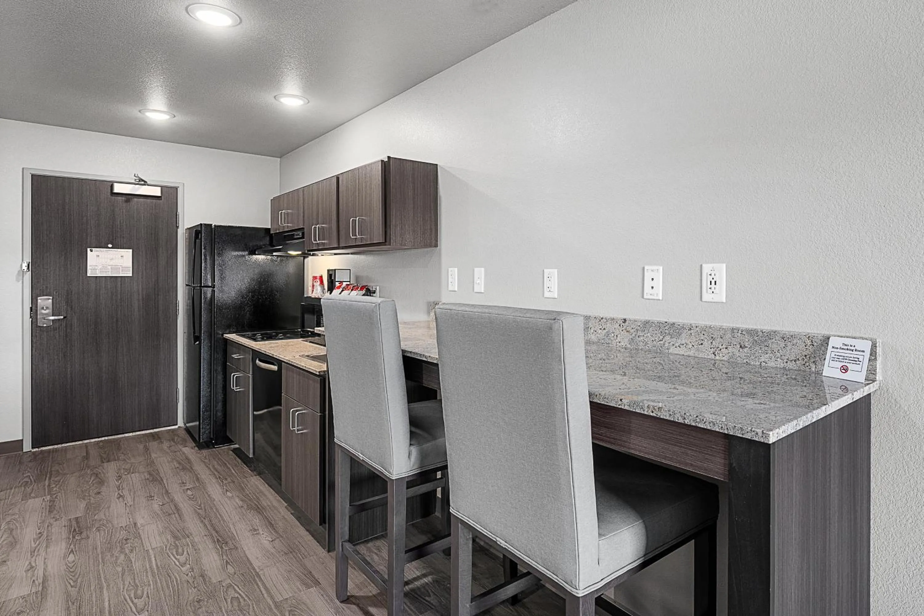 Kitchen or kitchenette in Riverstone Suites by Cobblestone Hotels - Chippewa Falls