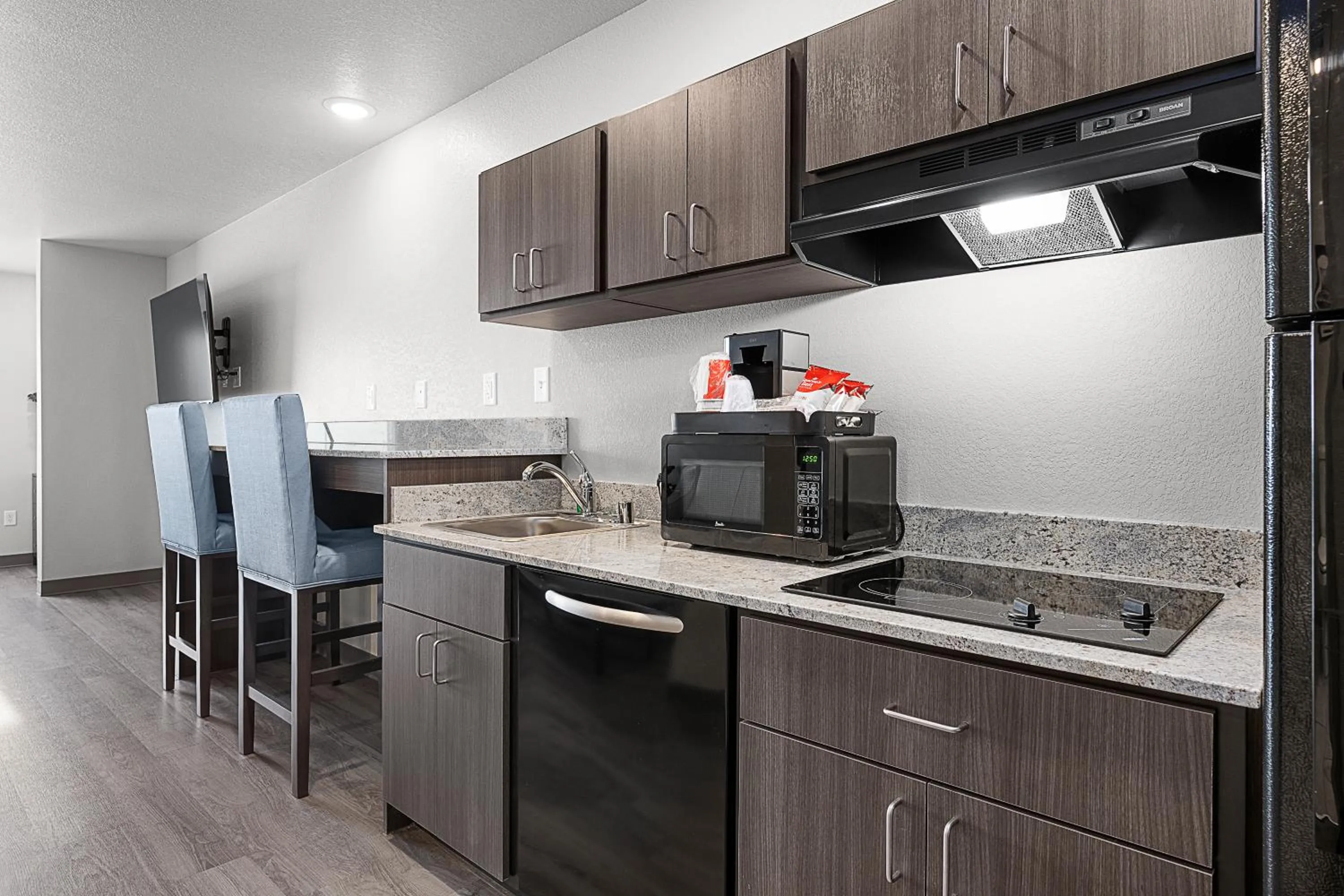 Kitchen or kitchenette in Riverstone Suites by Cobblestone Hotels - Chippewa Falls