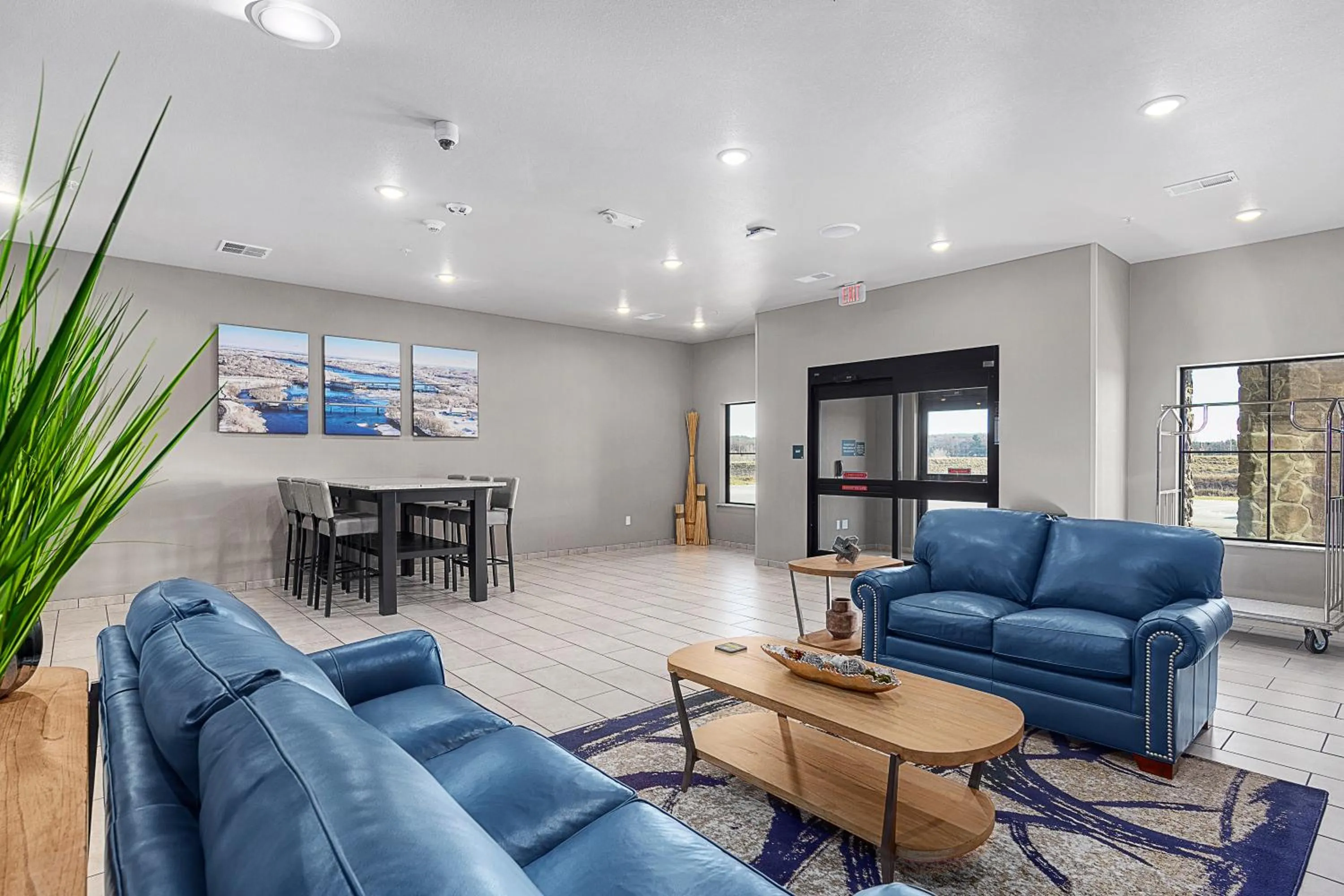 Lobby or reception in Riverstone Suites by Cobblestone Hotels - Chippewa Falls