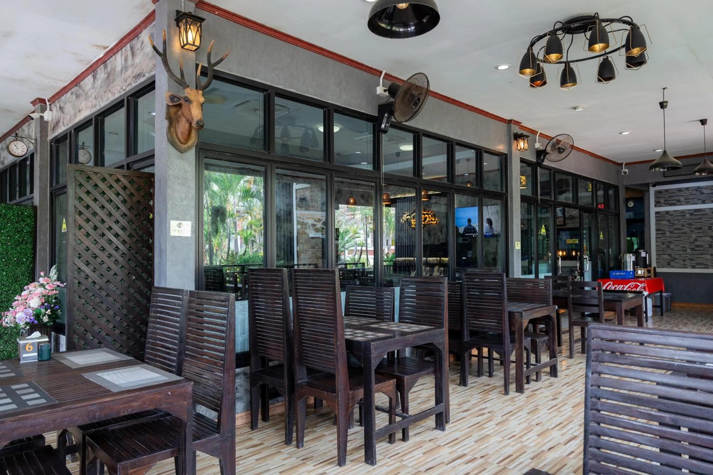 Restaurant/places to eat in Buengngarm Resort