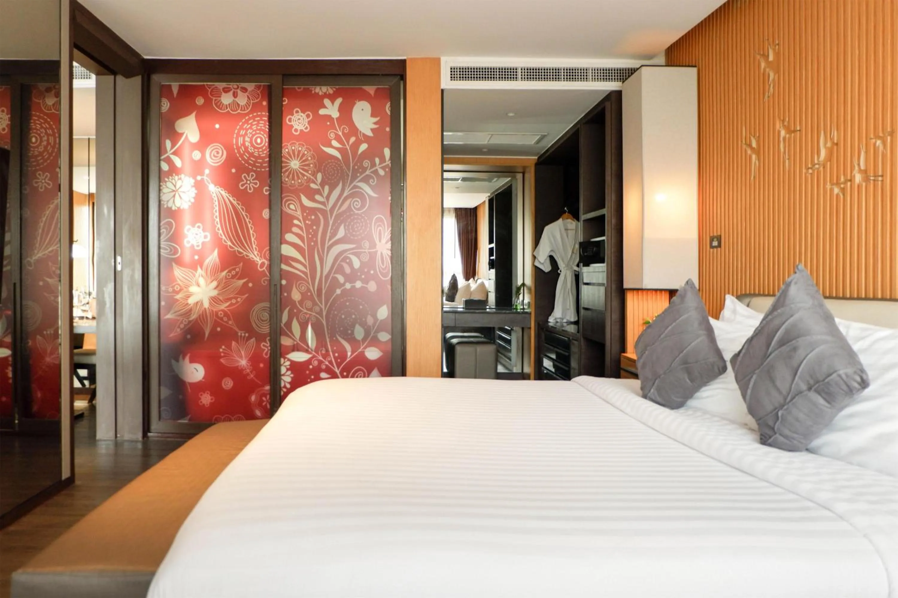 Photo of the whole room, Bed in Siamese Hotel Pattaya, BW Signature Collection